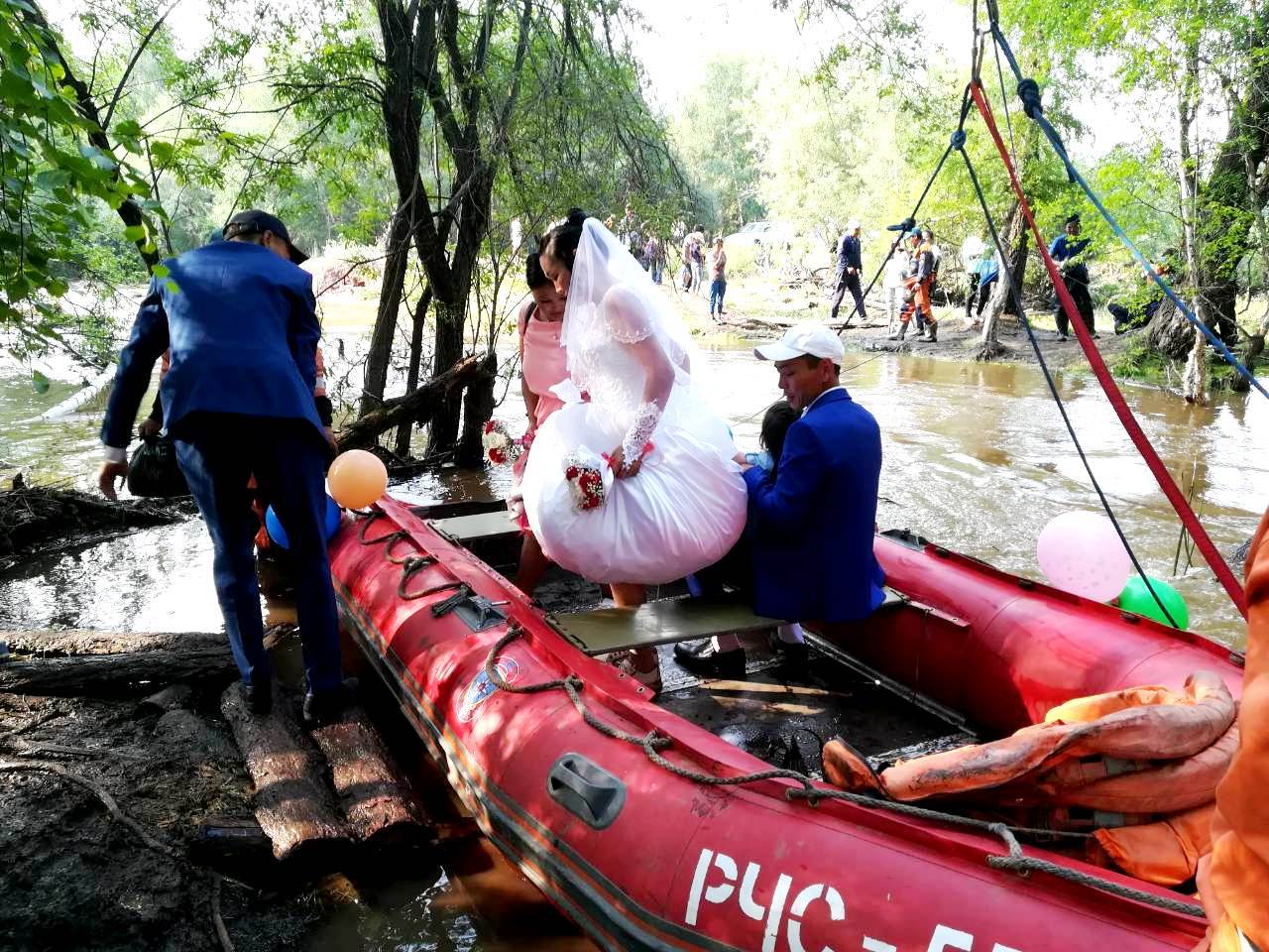 Rescuers of the Ministry of Emergency Situations helped the newlyweds to play a wedding. They ferried them across the washed out road - My, Tyva Republic, Wedding, Bitterly, Ministry of Emergency Situations, Russian Emergency Situations Ministry, Longpost