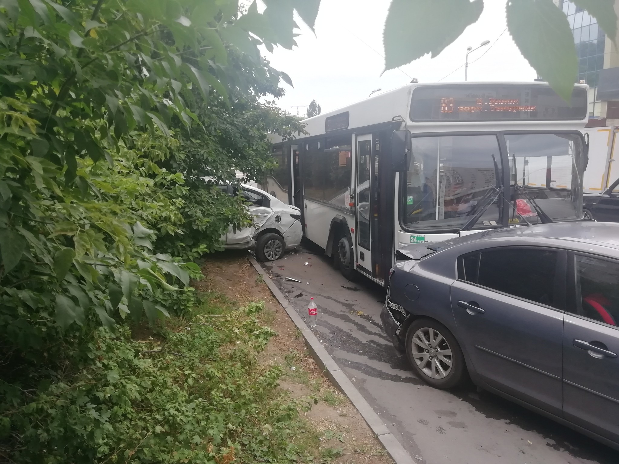 Автобус протаранил припаркованные на дороге автомобили. | Пикабу