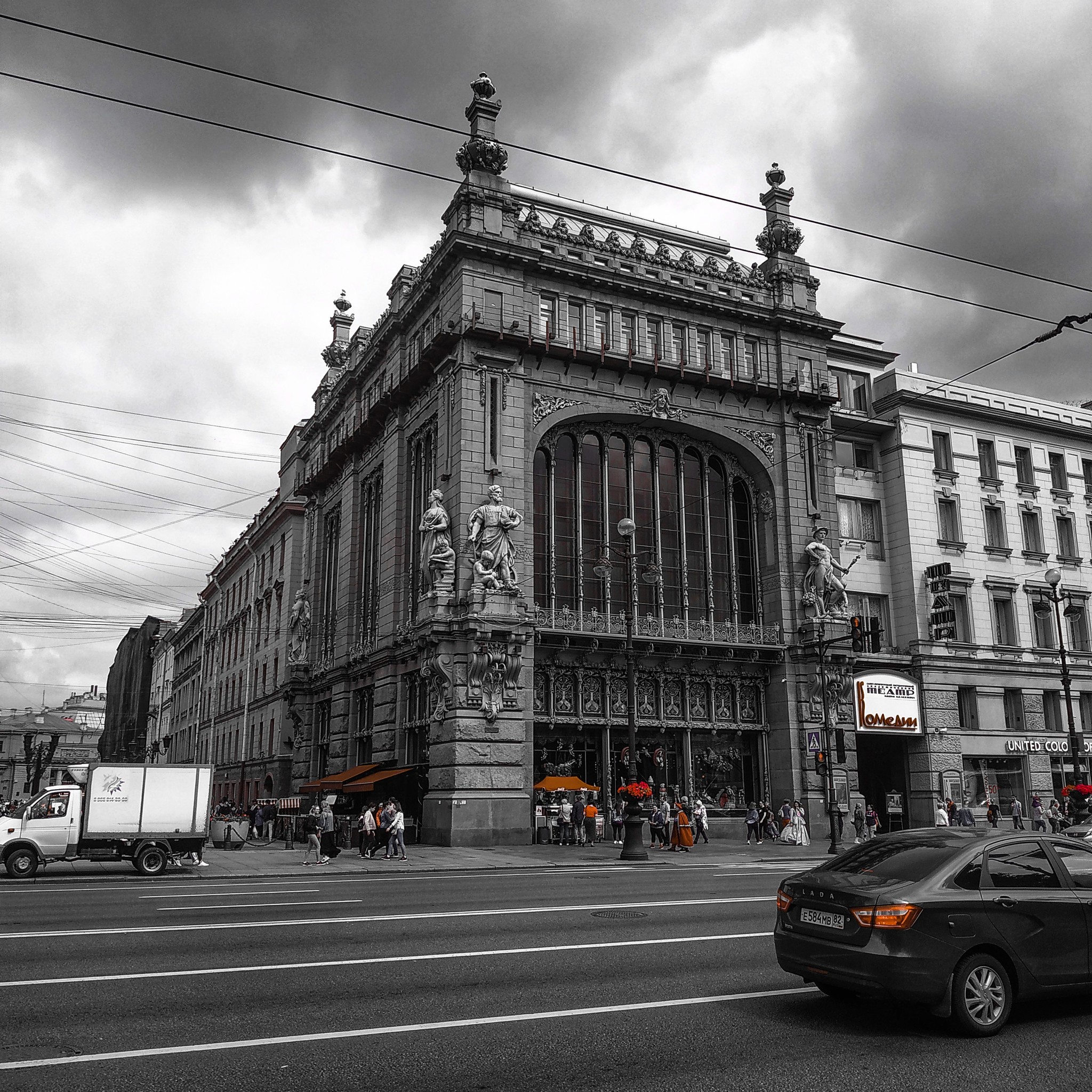 The magic of a black and white world with a touch of color. - My, Mobile photography, Xiaomi, Beginning photographer, Black and white photo, Walk, Saint Petersburg