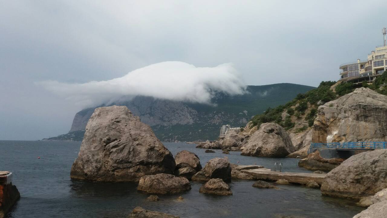 A cloud in the form of a hat, which appeared above a huge boulder, attracted the attention of vacationers in Laspi. - My, Nature, Sea, Clouds, Relaxation, Crimea, Longpost