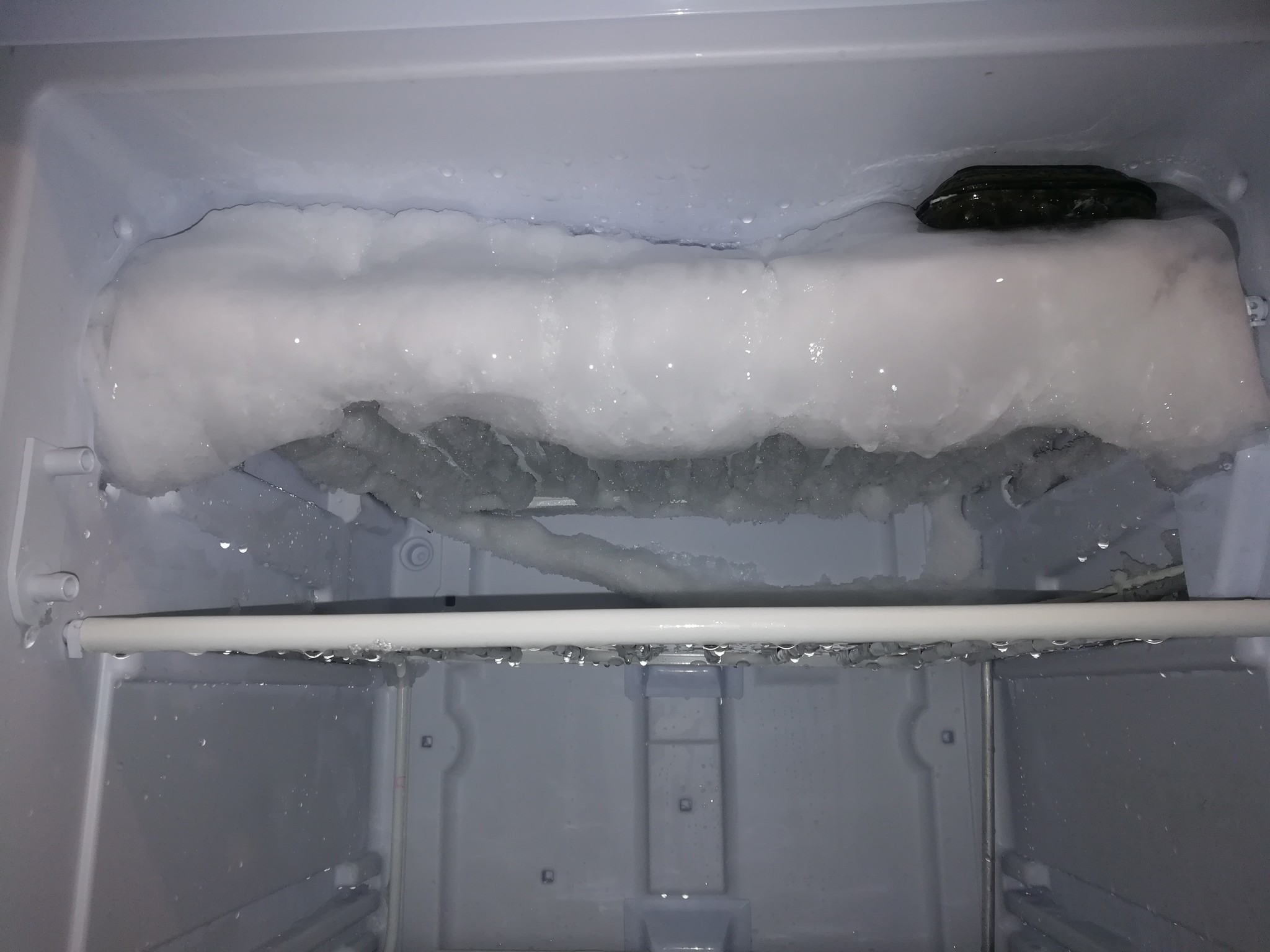 Почему в холодильнике намерзает снег. Лед в морозилке. Снег в морозилке. Наледь в морозильной камере. На морозилке намерзло.
