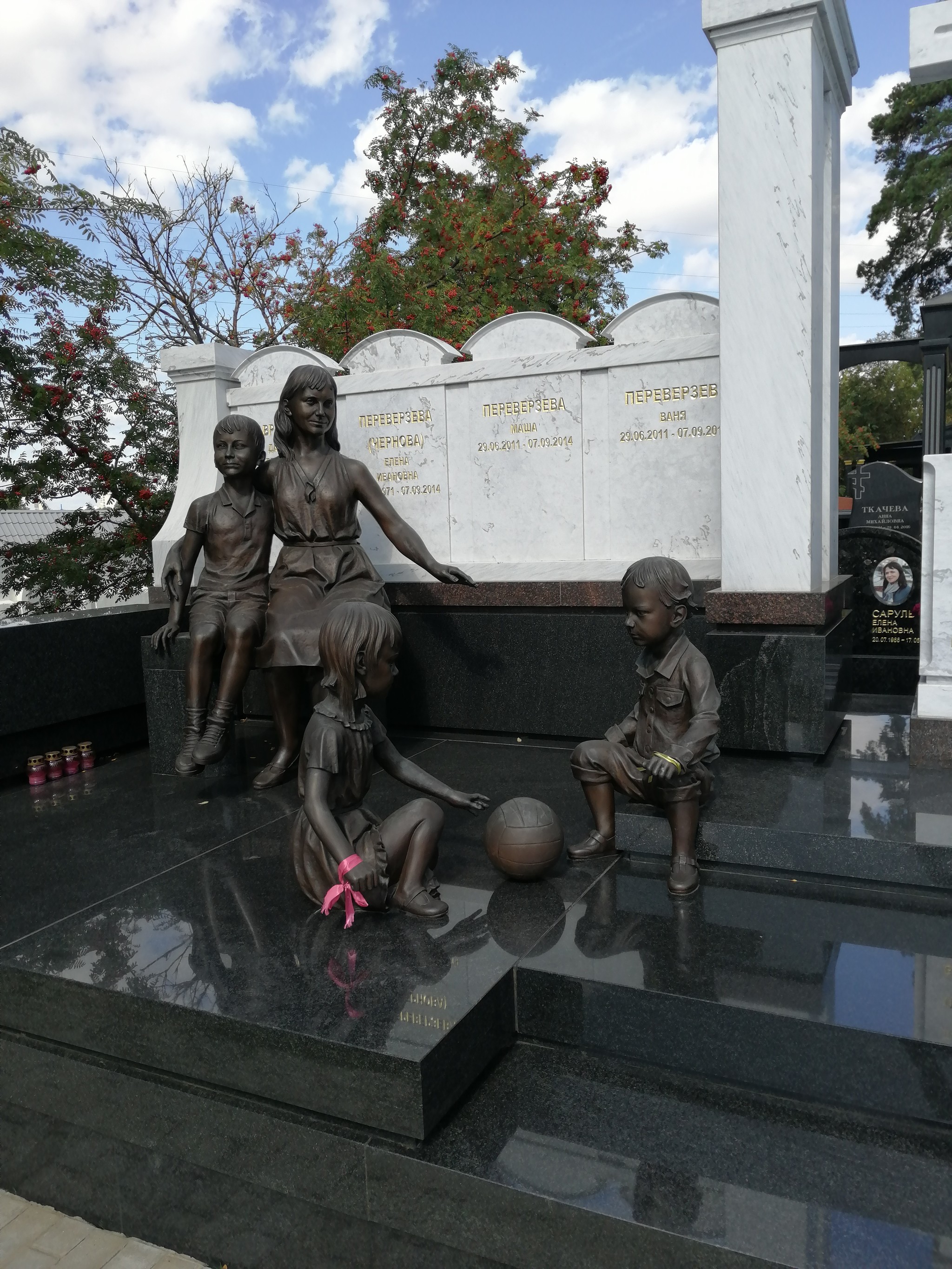 Памятник семье Переверзевых Троекуровское кладбище