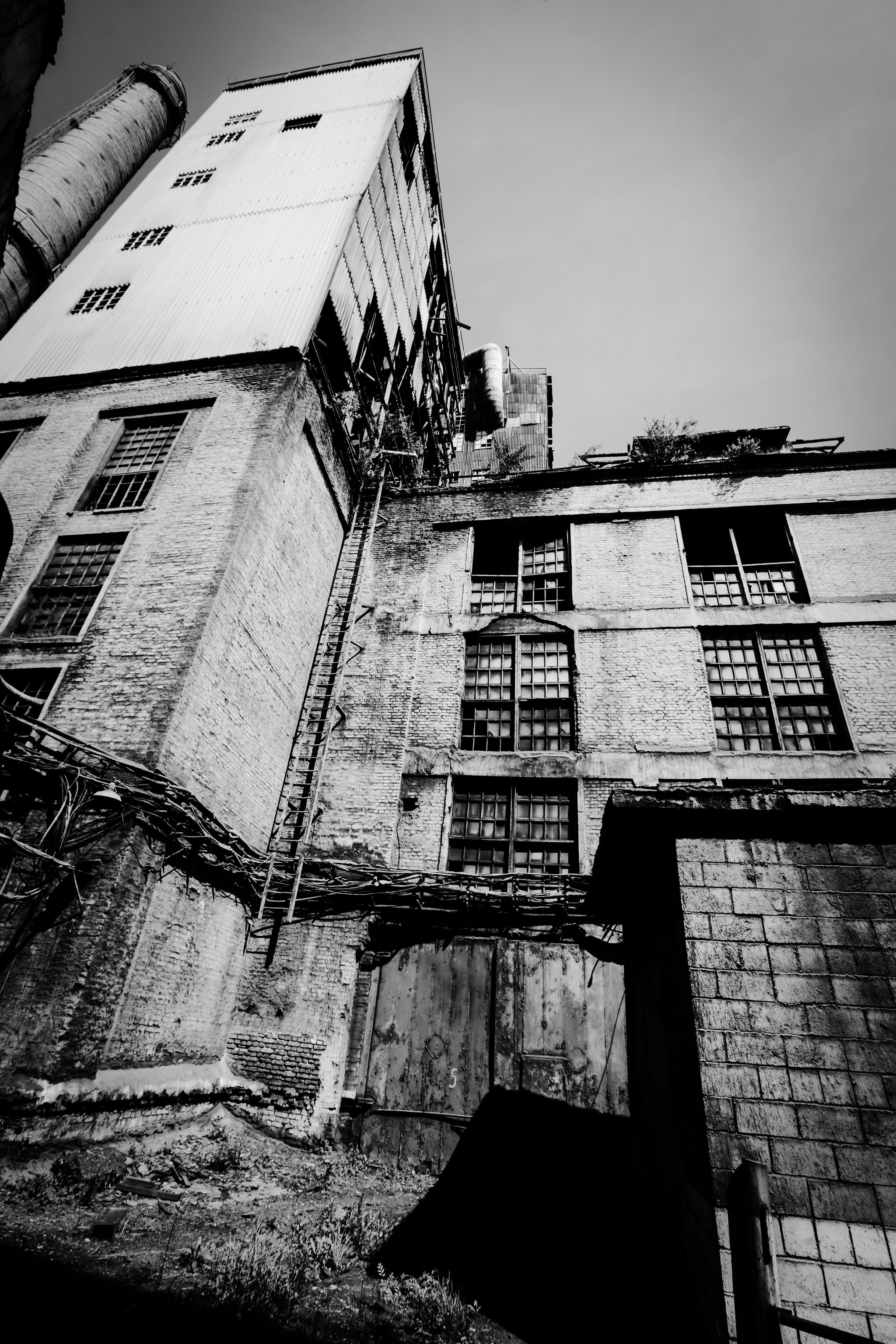 Abandoned cement plant in Spassk-Dalniy - My, The photo, Black and white, Black and white photo, Spassk-Dalny, Cityscapes, Abandoned factory, Longpost, Street photography