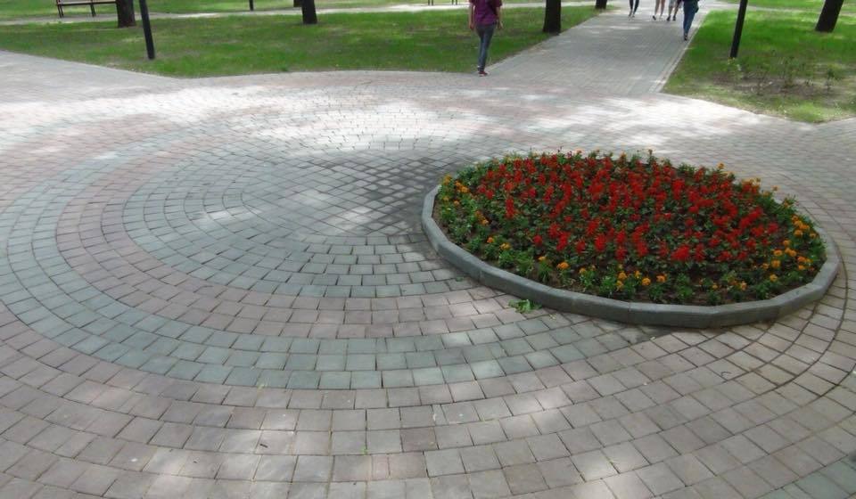 Eccentricity - Flower bed, Pedestrian zone, Perfectionist hell