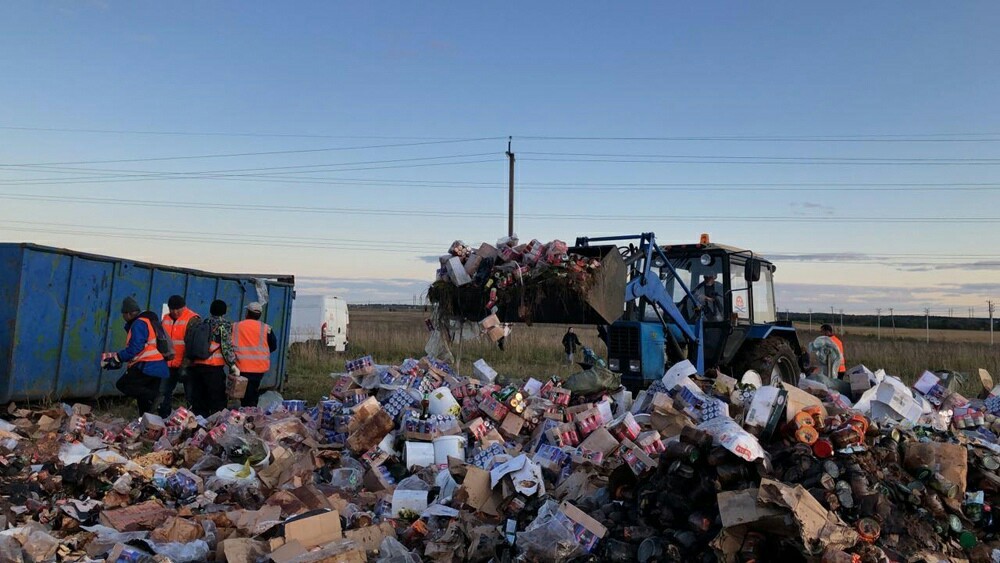 Красносельский коллапс. Мусорная свалка красное село. Свалка алкоголя. Многочисленные свалки в Красносельском районе. Машина свалка красни село.