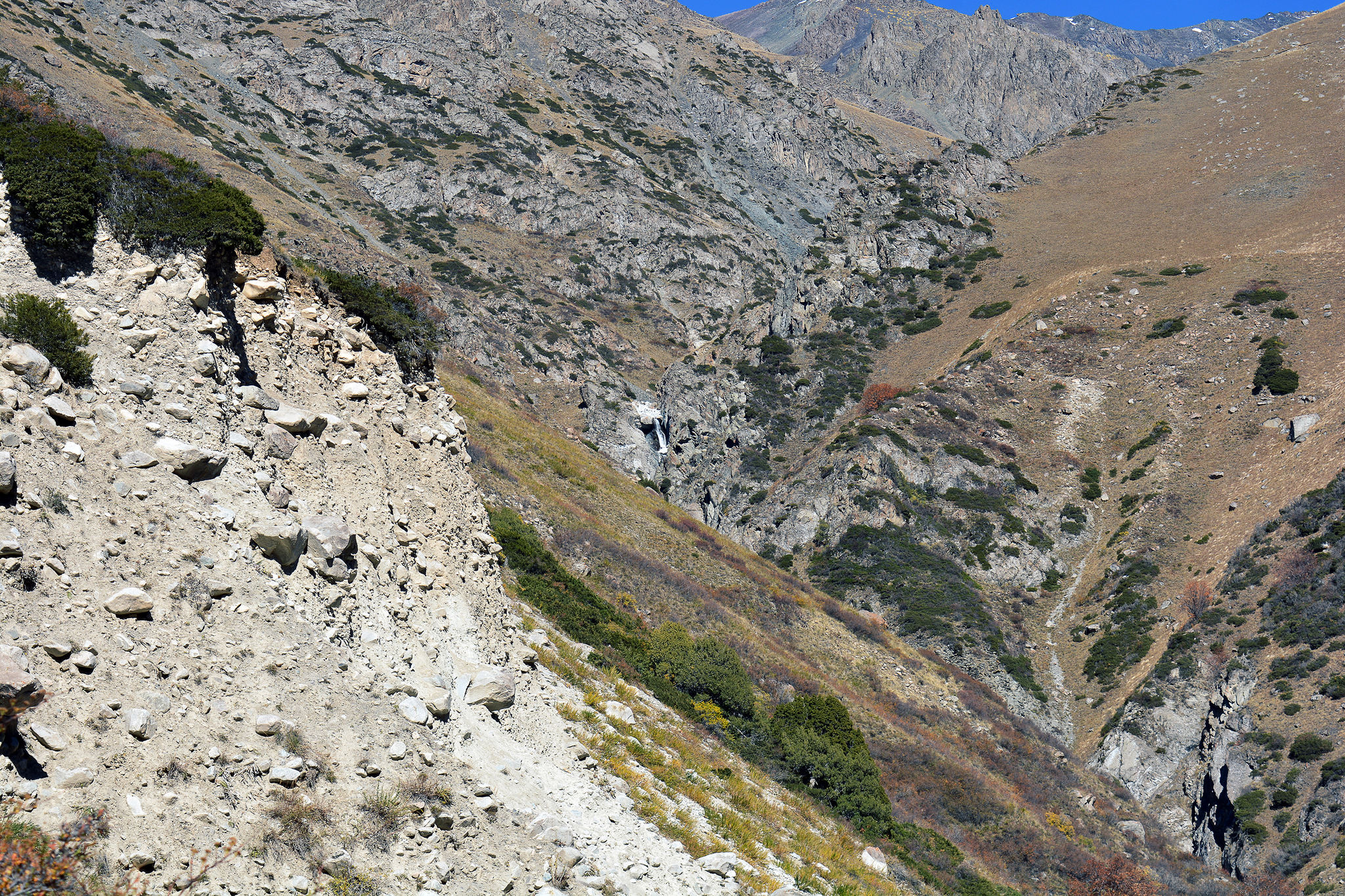 A few autumn mountains of Kyrgyzstan, Ala-Archa natural park, on the way to the Ak-Sai waterfall. - My, The mountains, The photo, Kyrgyzstan, Ala-Archa, Waterfall, Longpost, Landscape