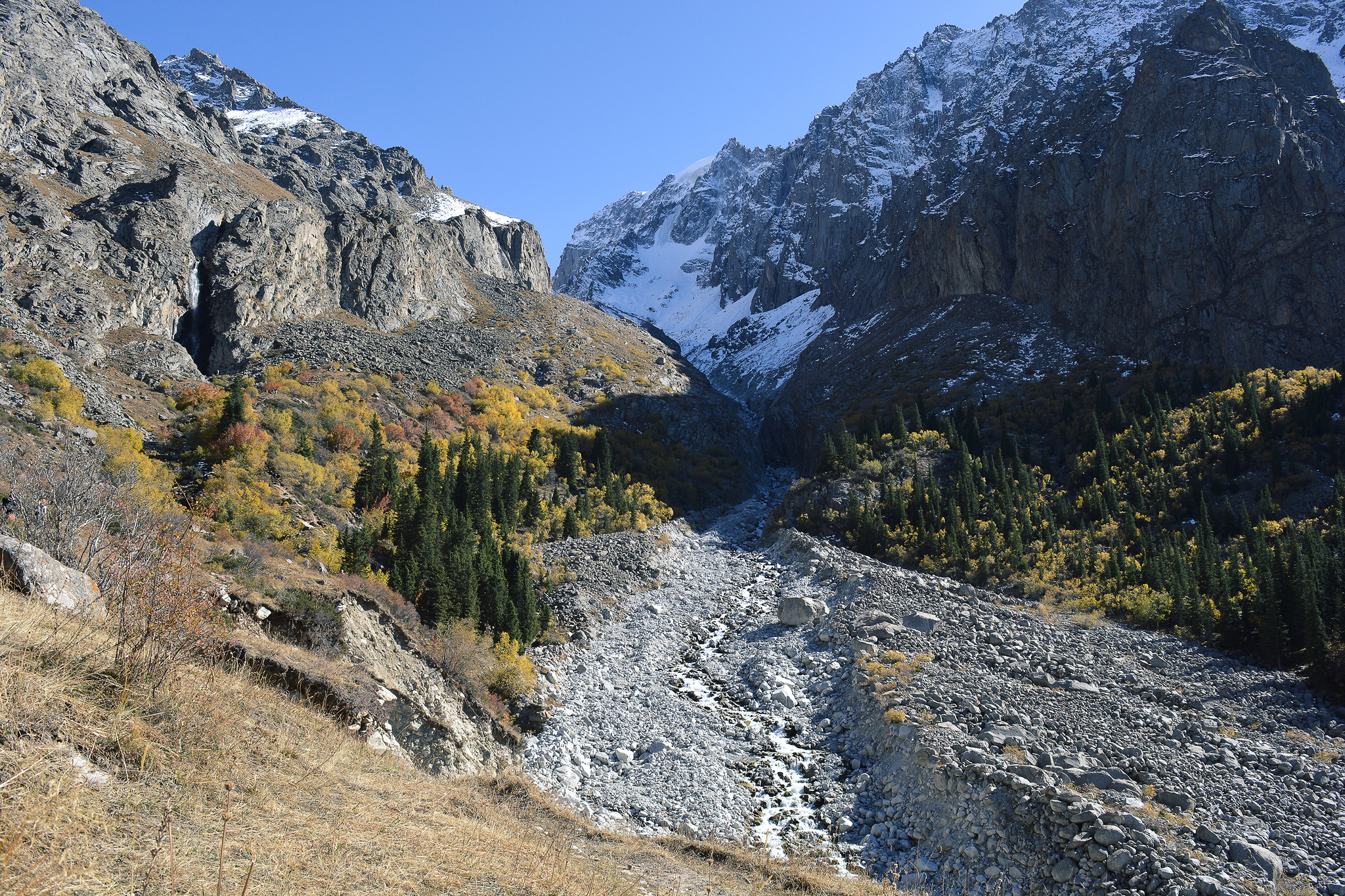 A few autumn mountains of Kyrgyzstan, Ala-Archa natural park, on the way to the Ak-Sai waterfall. - My, The mountains, The photo, Kyrgyzstan, Ala-Archa, Waterfall, Longpost, Landscape