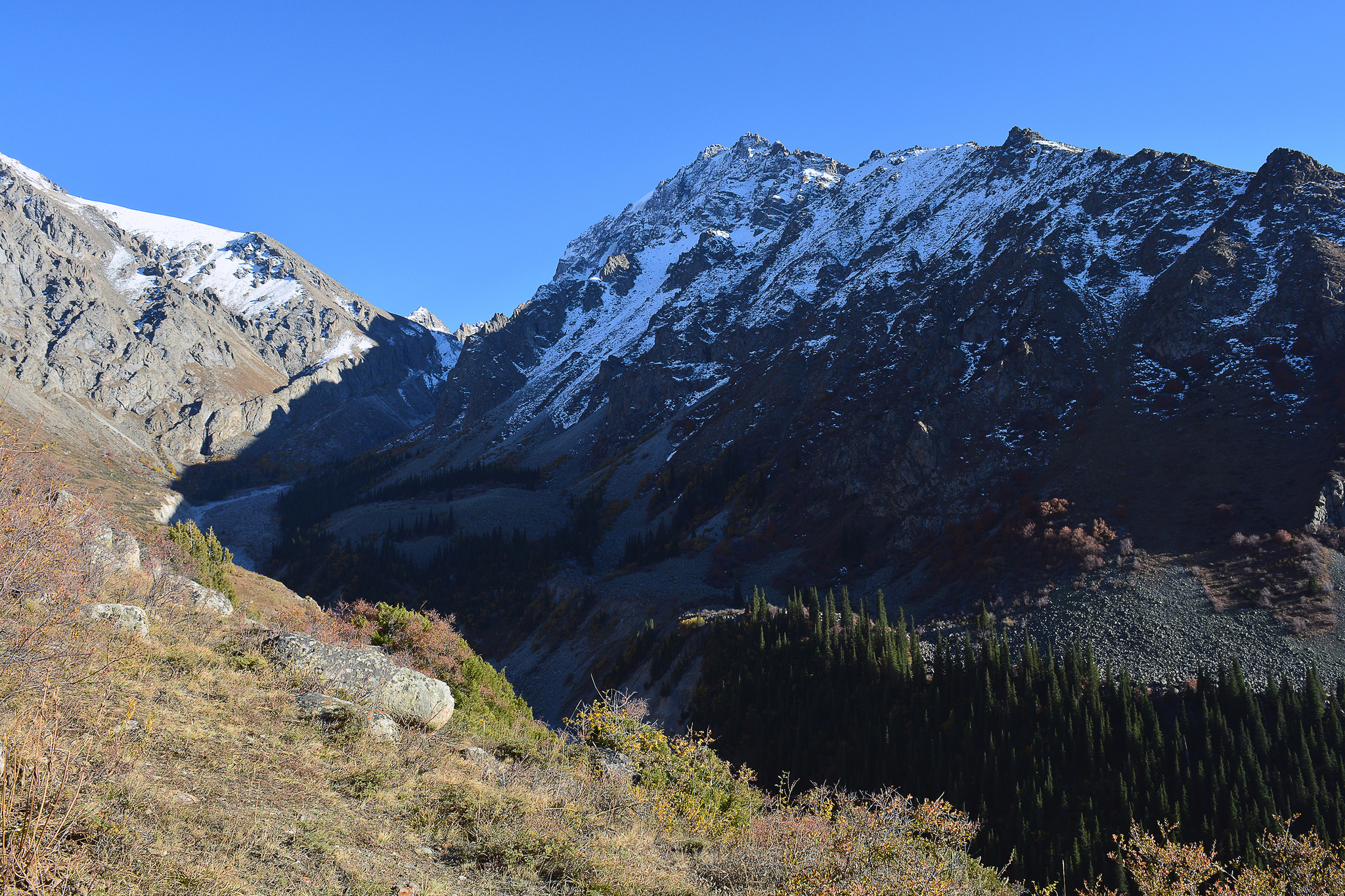 A few autumn mountains of Kyrgyzstan, Ala-Archa natural park, on the way to the Ak-Sai waterfall. - My, The mountains, The photo, Kyrgyzstan, Ala-Archa, Waterfall, Longpost, Landscape