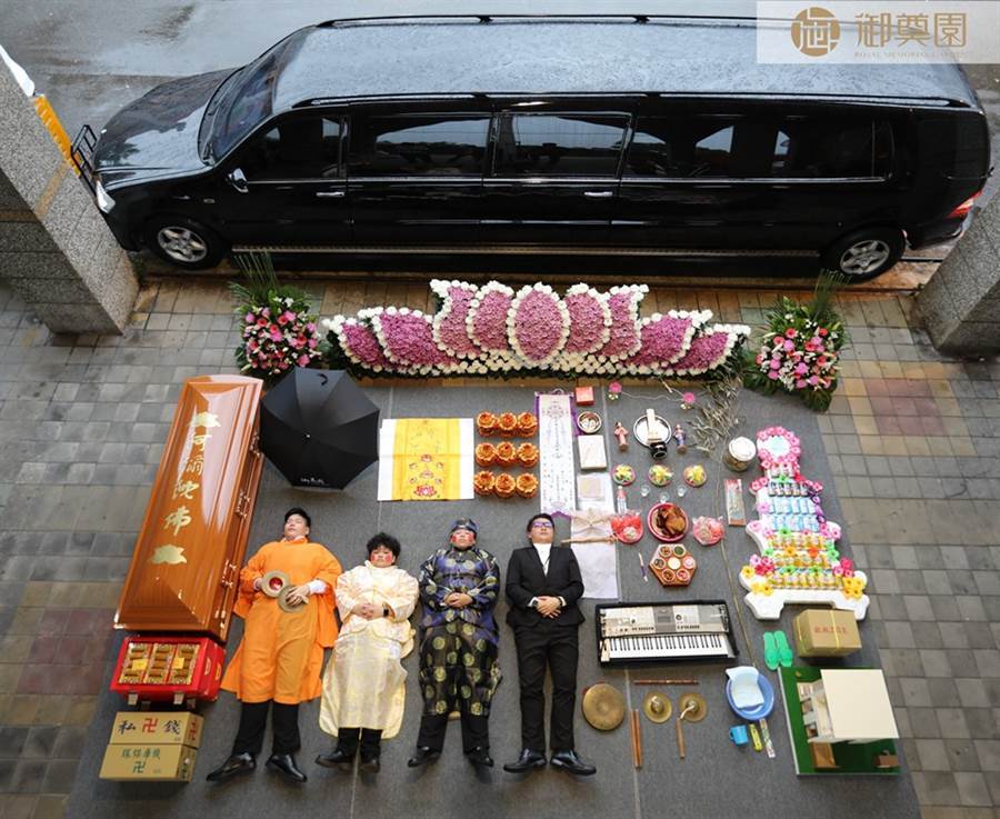 Funeral workers from Taiwan also joined the Tetris Challenge. - Tetrischallenge, Funeral, Taiwan, China, Hearse