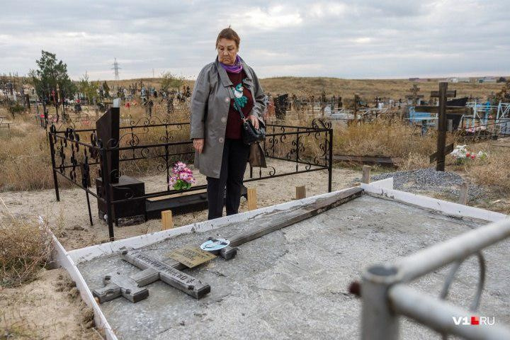 In Volgograd, instead of a monument for 200 thousand rubles, the grave was poured with concrete - Negative, Cemetery, Funeral services, Grave