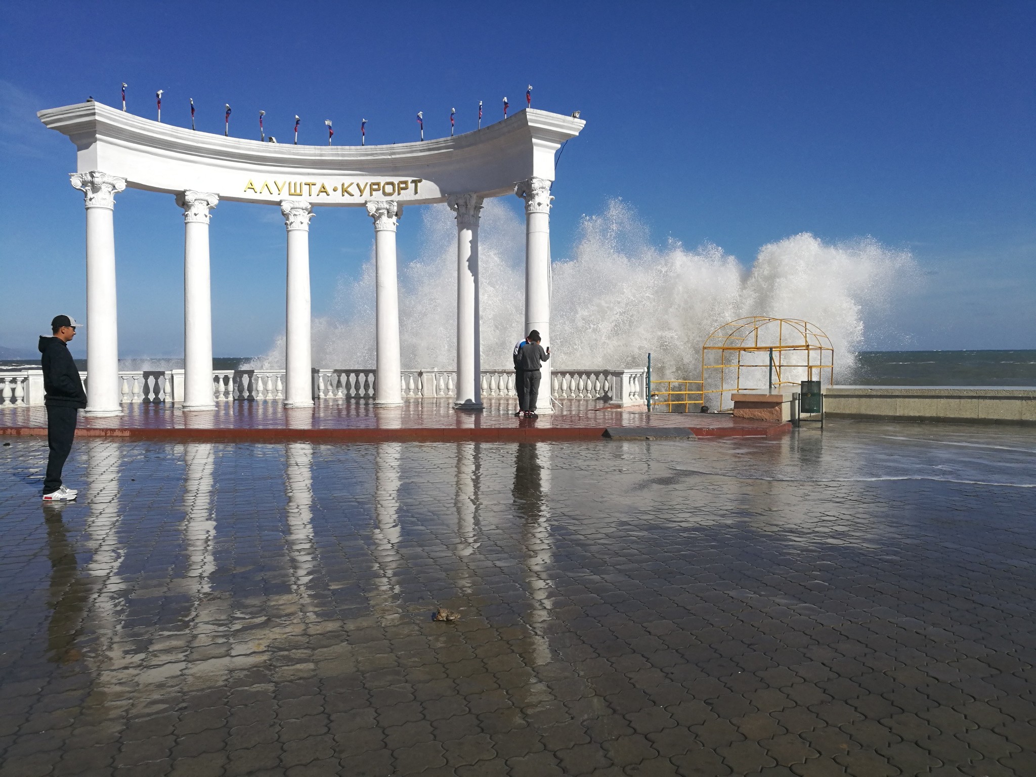 Алушта в шторм | Пикабу