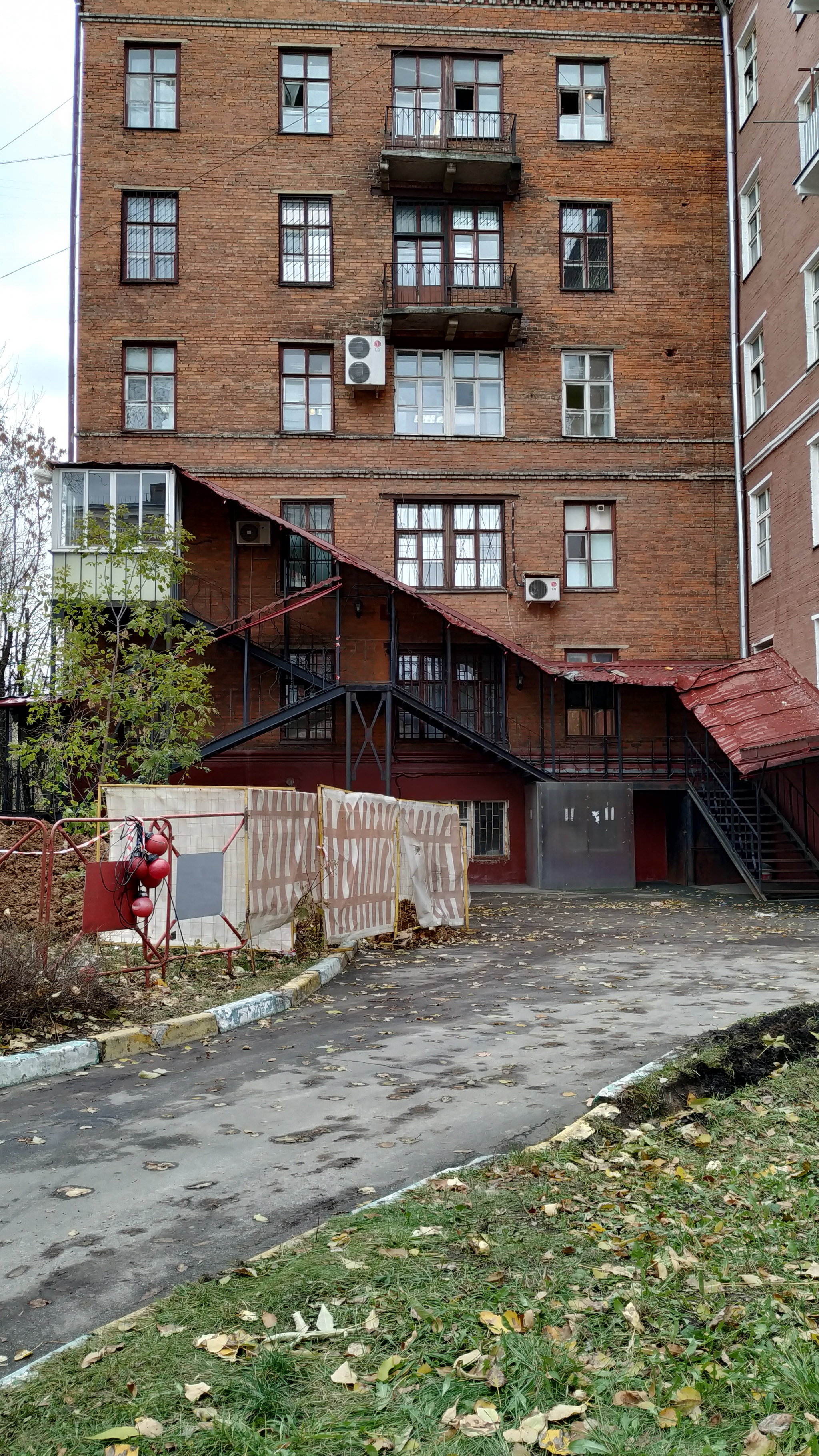 Guess the country from the photo. You can also tell fortunes about the city. - My, House, Balcony, Stairs, entrance