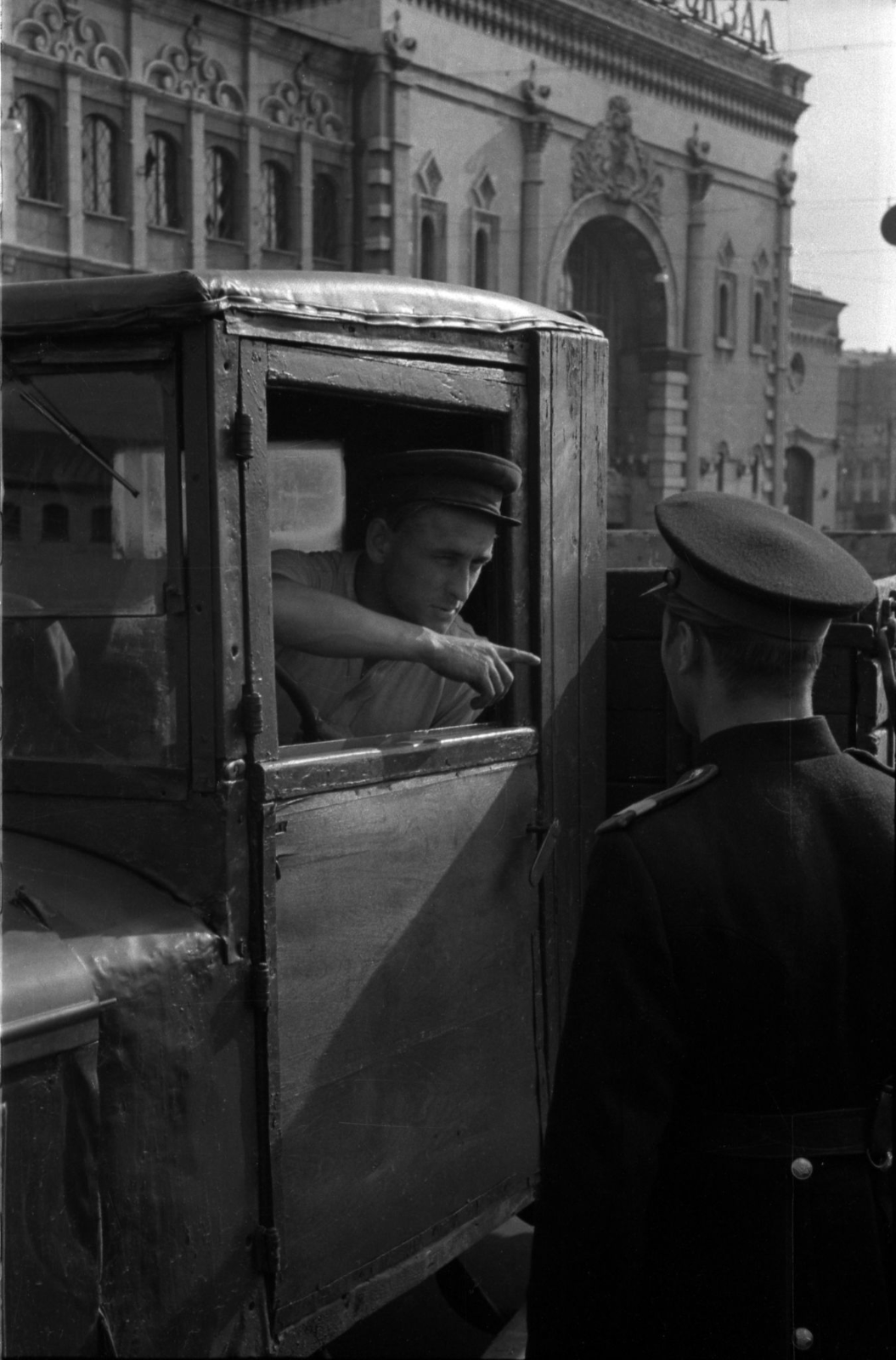 С 1 августа в Москве запрещается подача сигналов. - Москва, Ретро, Ретроавтомобиль, Старая Москва, Старое фото, Дорожное движение, ПДД, Длиннопост