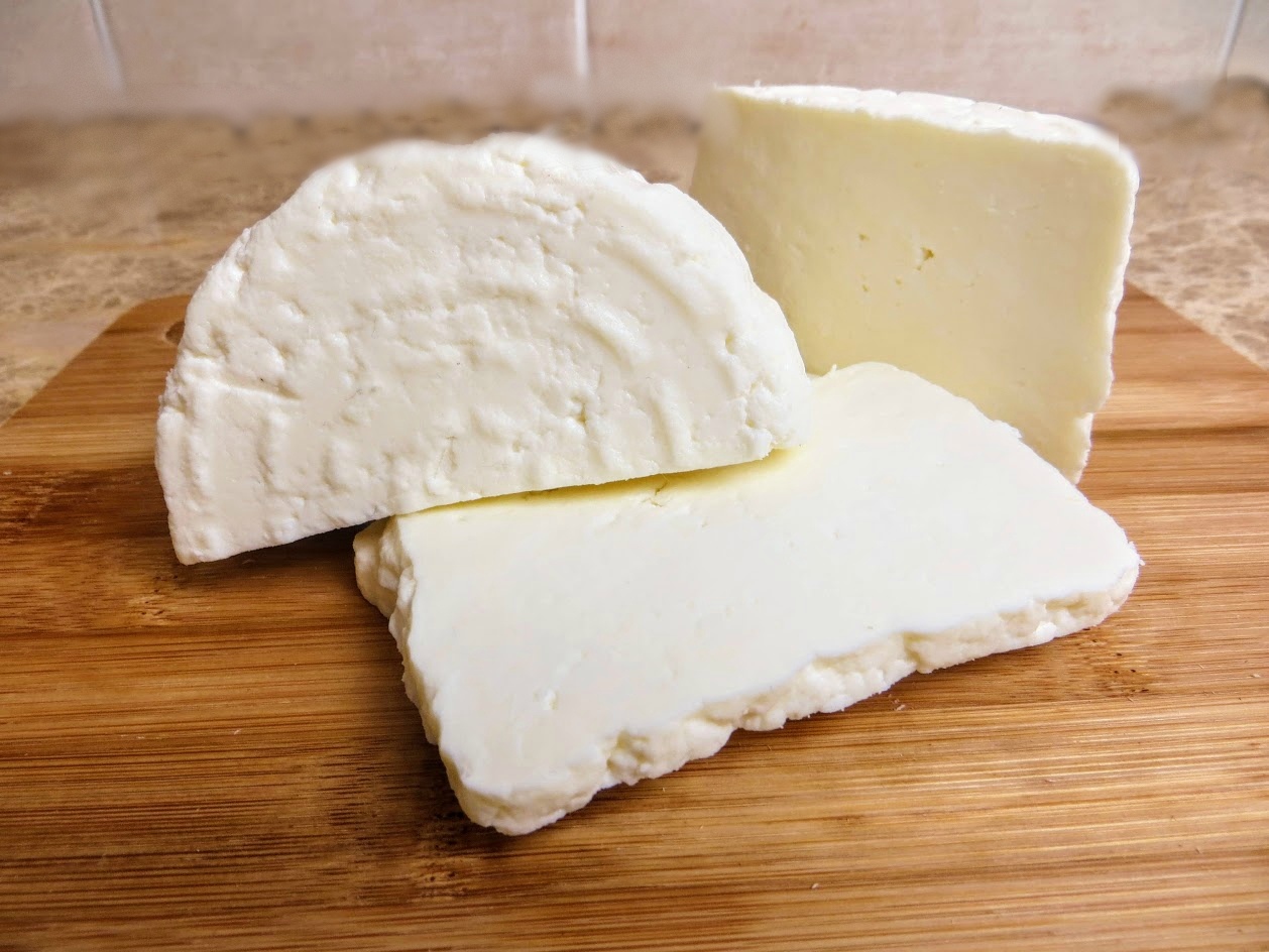 Сколько готовится сыр. Сыроварение адыгейский сыр. Сыр адыгейский Сыродел. Сыр из сыворотки. Сыр адыгейский в домашних.