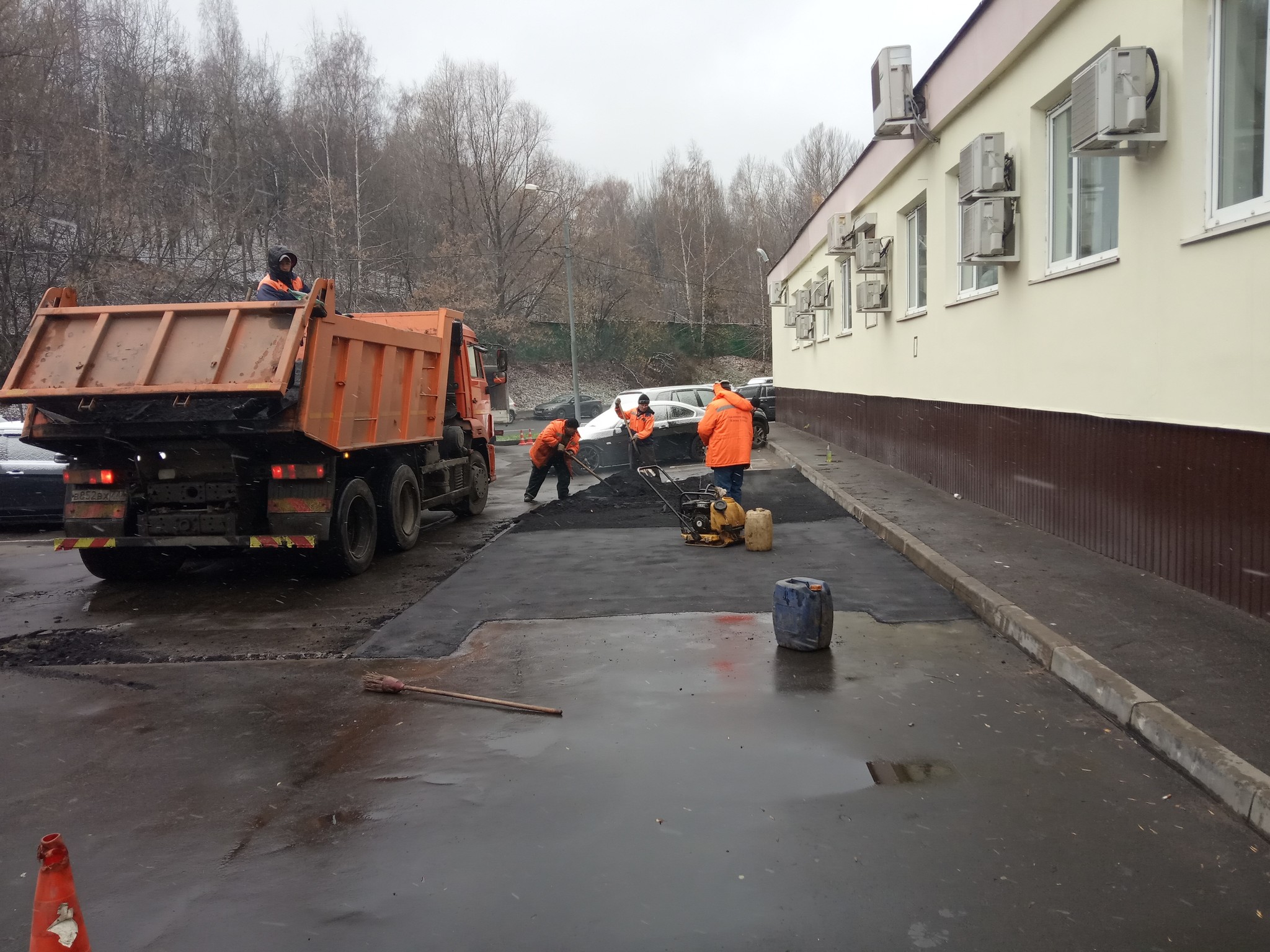 The first snow fell in Moscow - My, Snow, Asphalt, Workers, Photo on sneaker