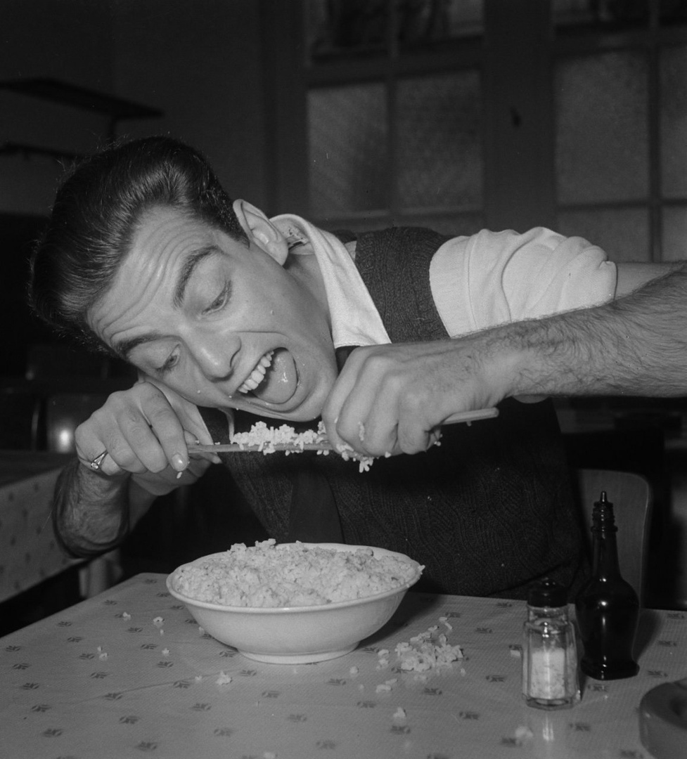 A Chinese restaurant customer is trying to learn how to eat rice with chopsticks. Netherlands, 1952. - Humor, Chinese chopsticks, Rice, Food, Longpost