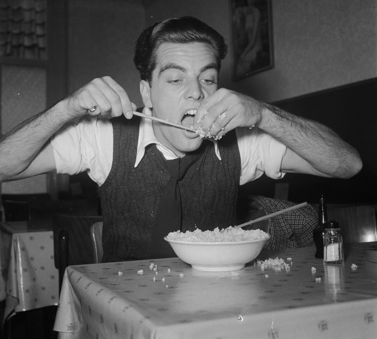 A Chinese restaurant customer is trying to learn how to eat rice with chopsticks. Netherlands, 1952. - Humor, Chinese chopsticks, Rice, Food, Longpost