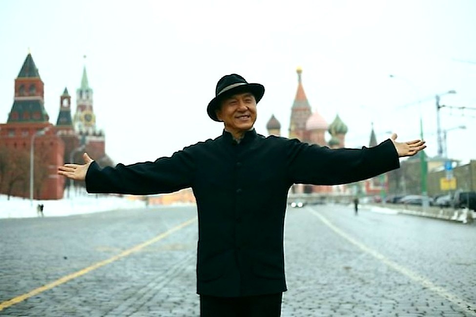 Какой человек живет в москве. Джеки Чан на красной площади. Джеки Чан в Москве. Джеки Чан фото Москве. Джеки Чан в Москве 1996.