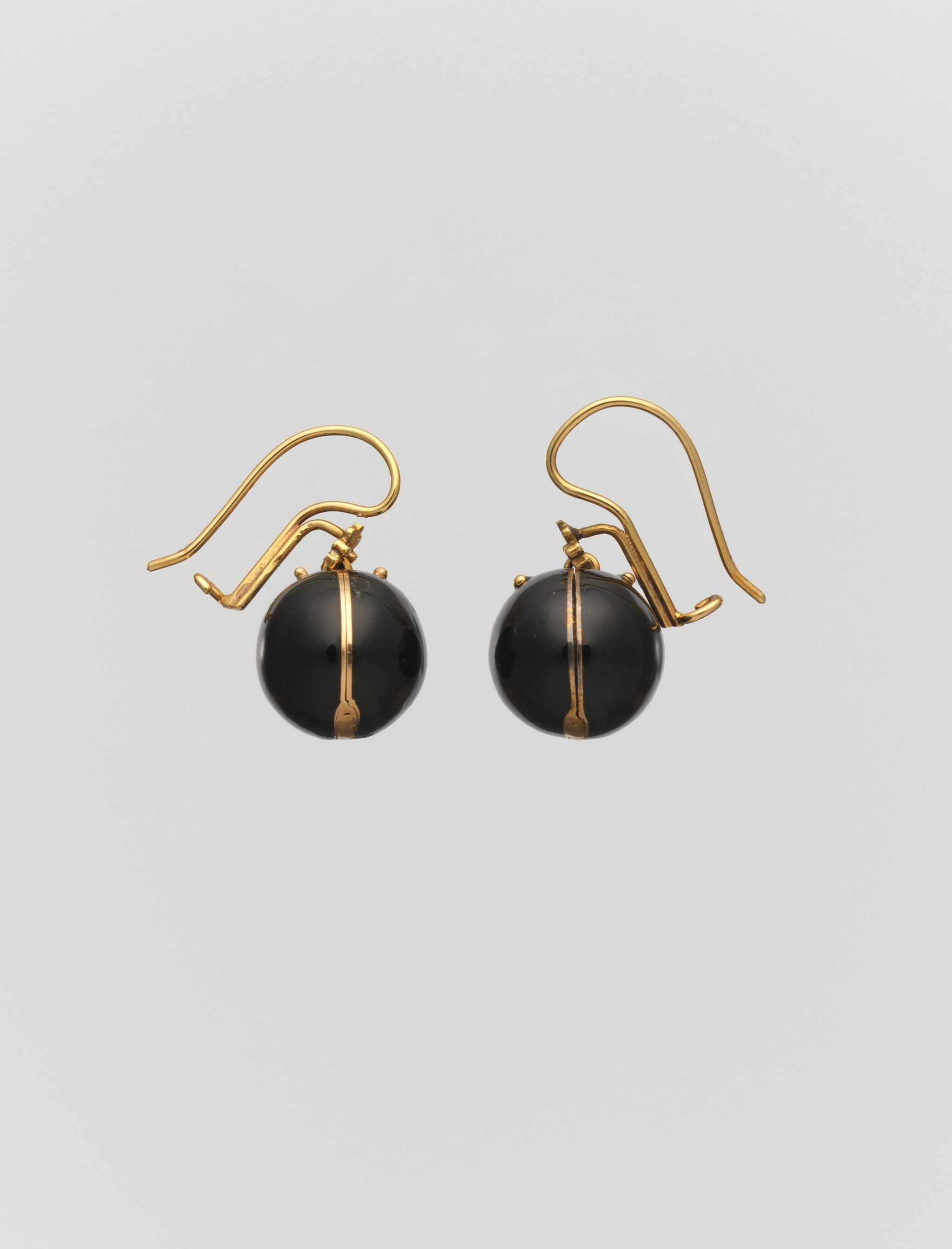 Gold earrings with diamonds and removable enamel ball-cases on the clasp. USA, approx. 1882–85. - Earrings, 19th century, Gold, Enamel, Longpost