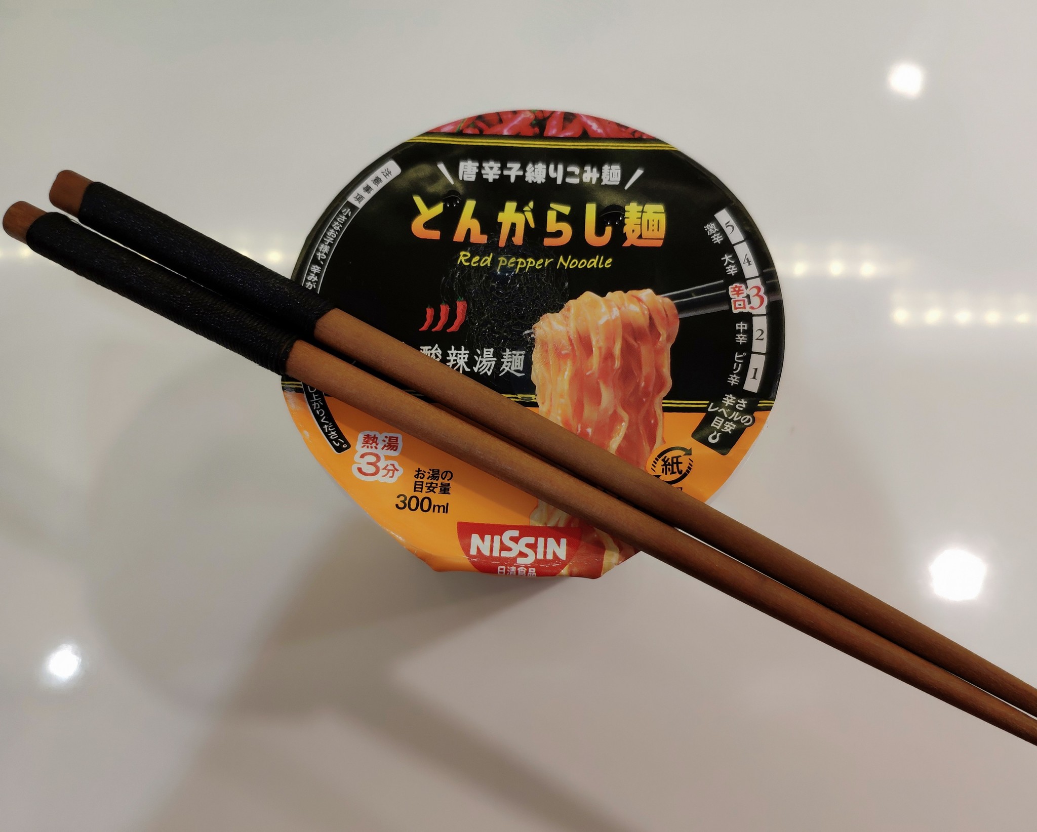 Доширакология. Японский перчик-мен. Nissin Tongarashimen Umakara Seafood. - Моё, Доширакология, Лапша, Обзор еды, Японская кухня, Ниссин, Острая кухня, Маскот, Доширак, Длиннопост