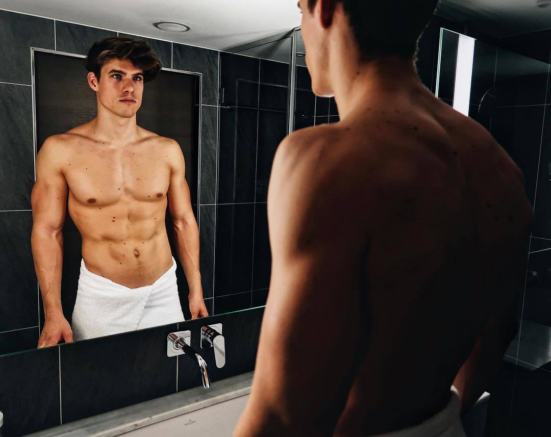 Ответы real-watch.ru: Почему парни просят не ходить в полотенце после душа?