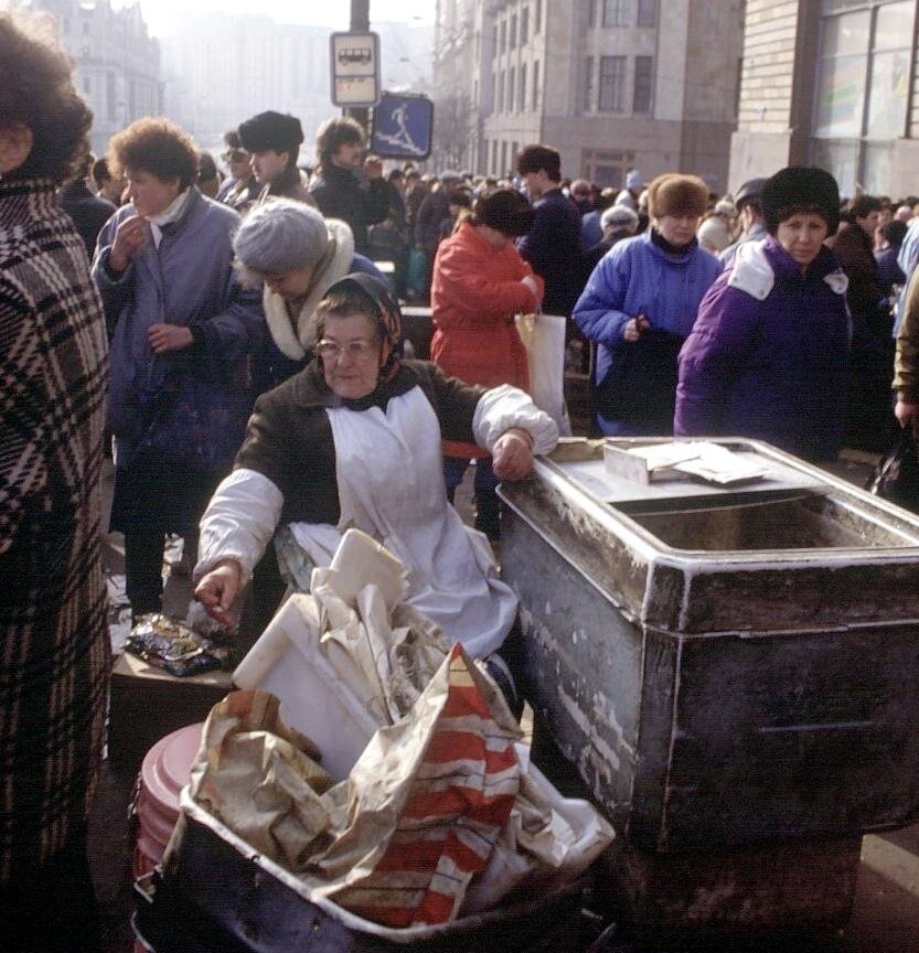 Queue and pigeons on Red Square, early 60s - the USSR, The photo, Longpost, A selection