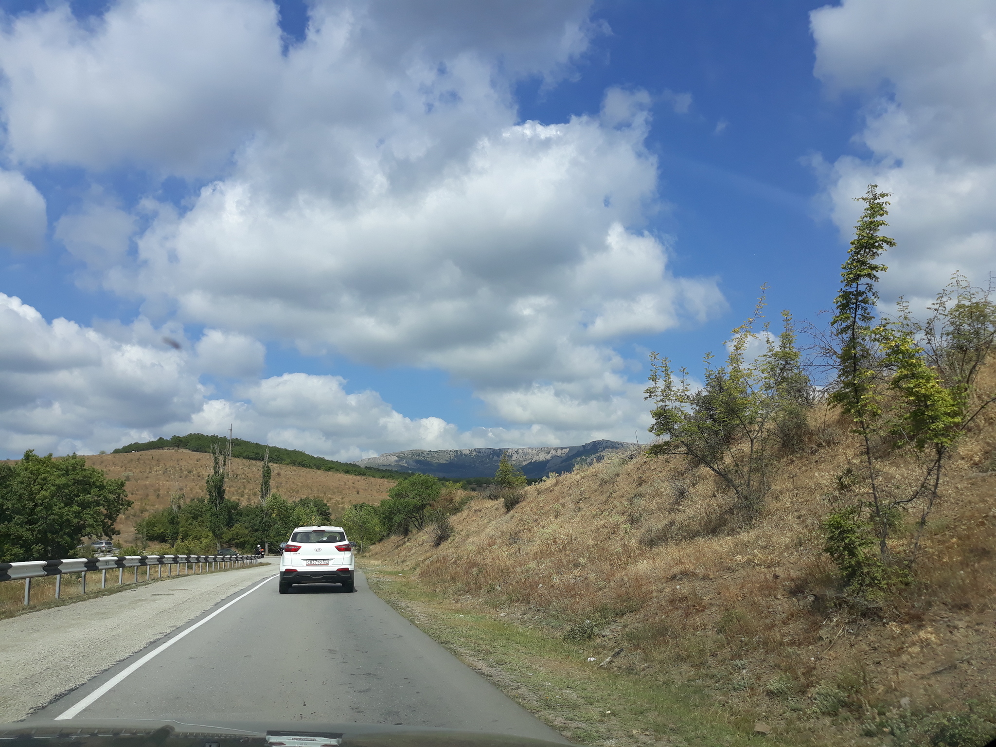 дорога ялта ай петри. машина на горной дороге. серпантин ялта судак. дорога на ай-петри на машине. южнобережное шоссе крым вид на горы.