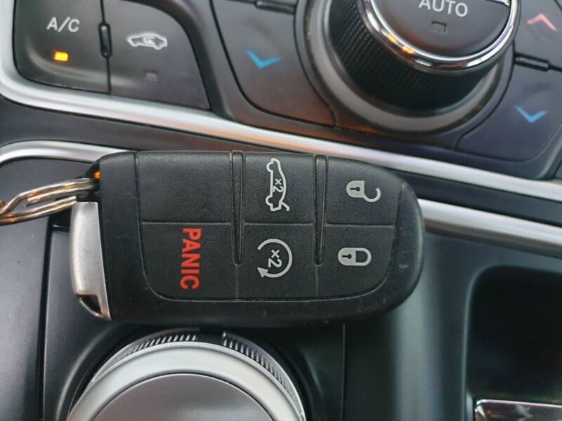 A really necessary button and not only on a car key. - Auto, Keys, Panic, Chrysler 200