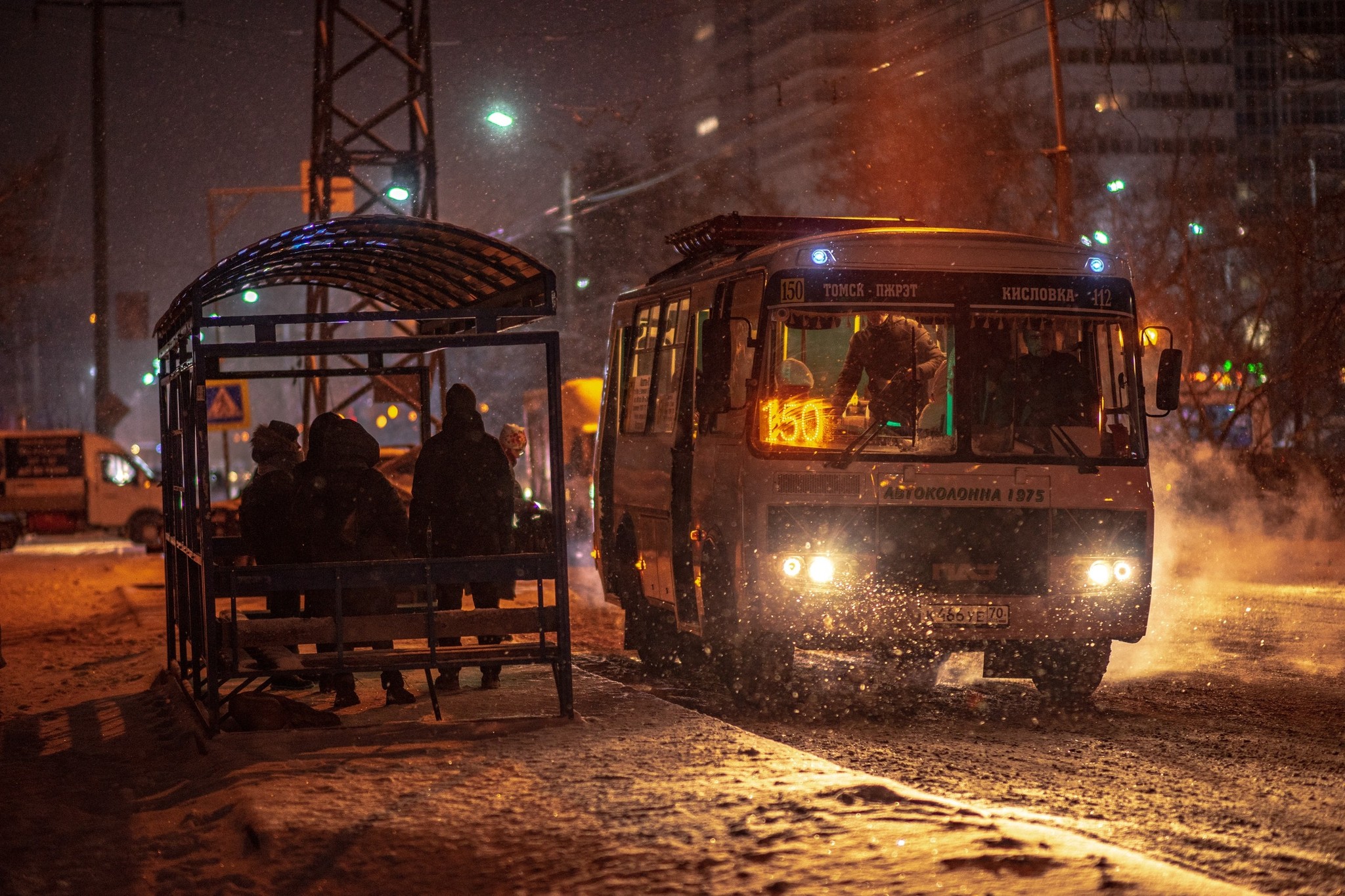 Night snowfall - My, The photo, Snow, Tomsk, Night, Bus, Longpost