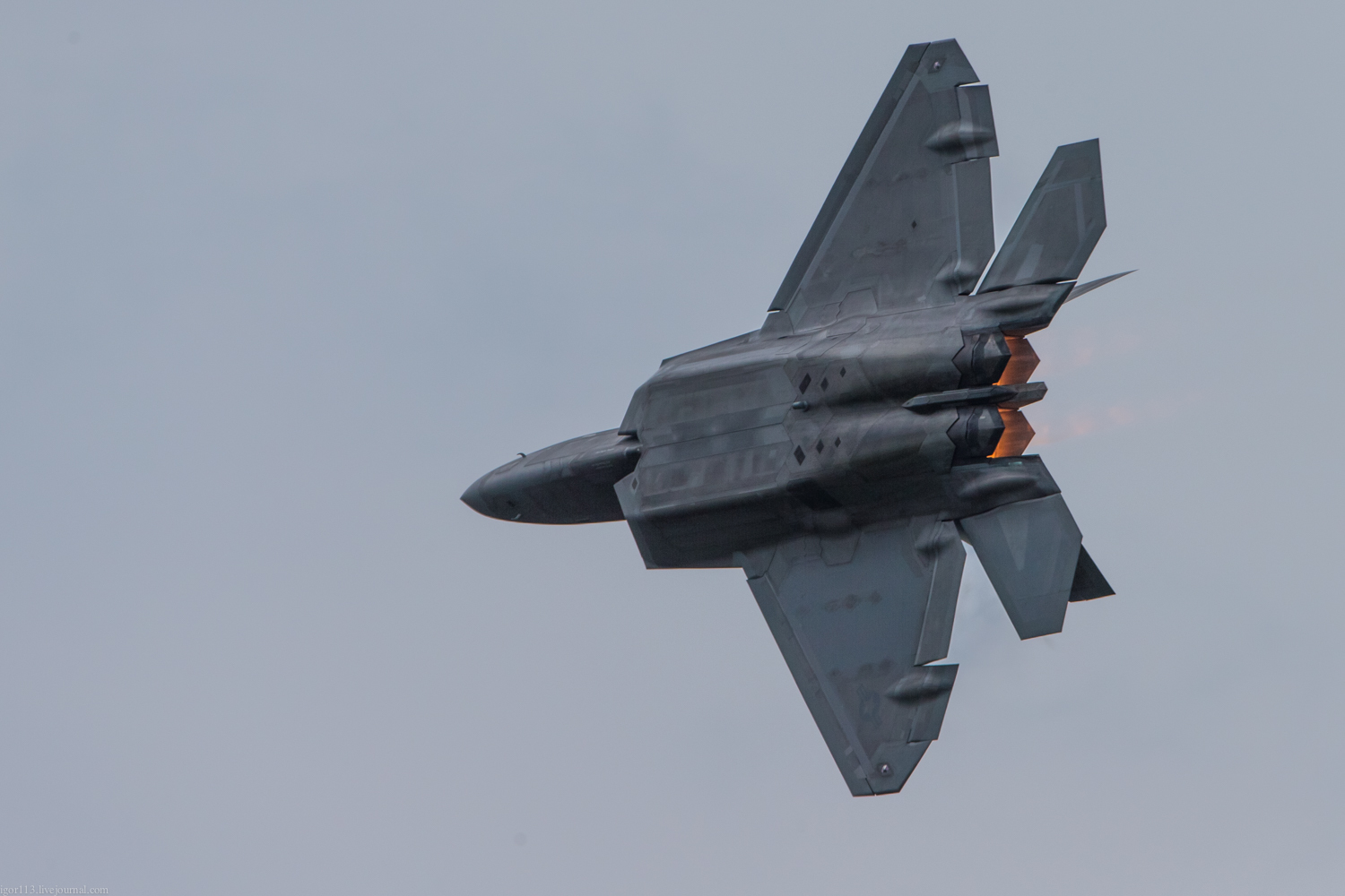 Lockheed Martin F-22 Raptor on the ground and in the air. - Airplane, Raptor, Longpost