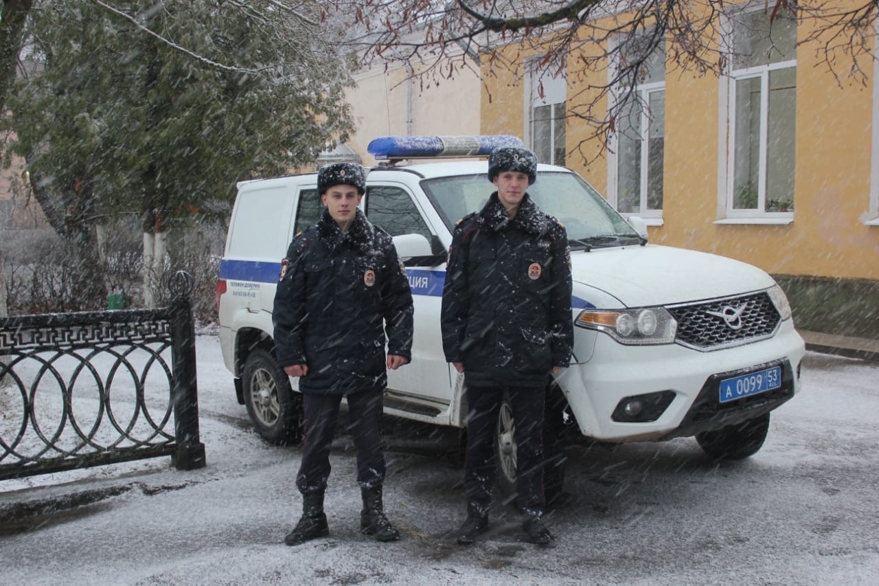 В Старой Руссе полицейские спасли из реки тонущую девушку | Пикабу