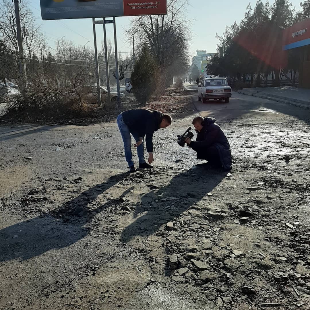 War has been declared on potholes on the roads in Taganrog - My, Taganrog, Laughter (reaction), Road, Russia, Pit, Ren TV, People, news, Longpost