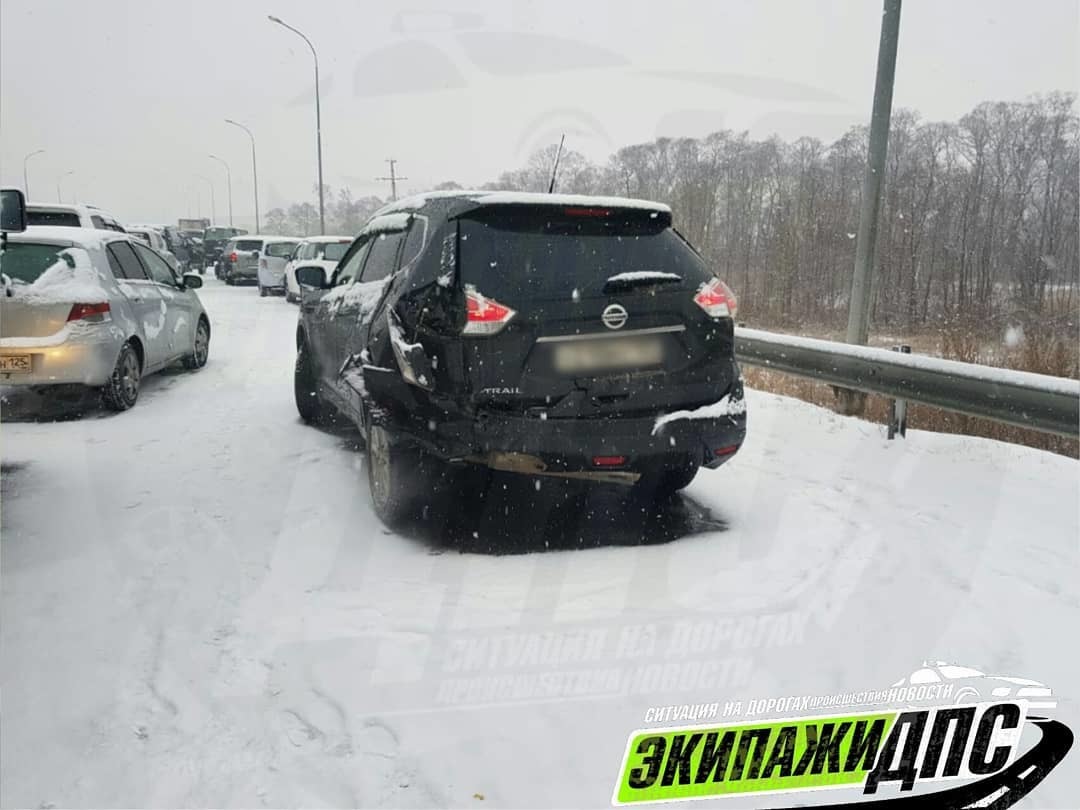 Под Владивостоком в аварию попало не менее 80 автомобилей | Пикабу