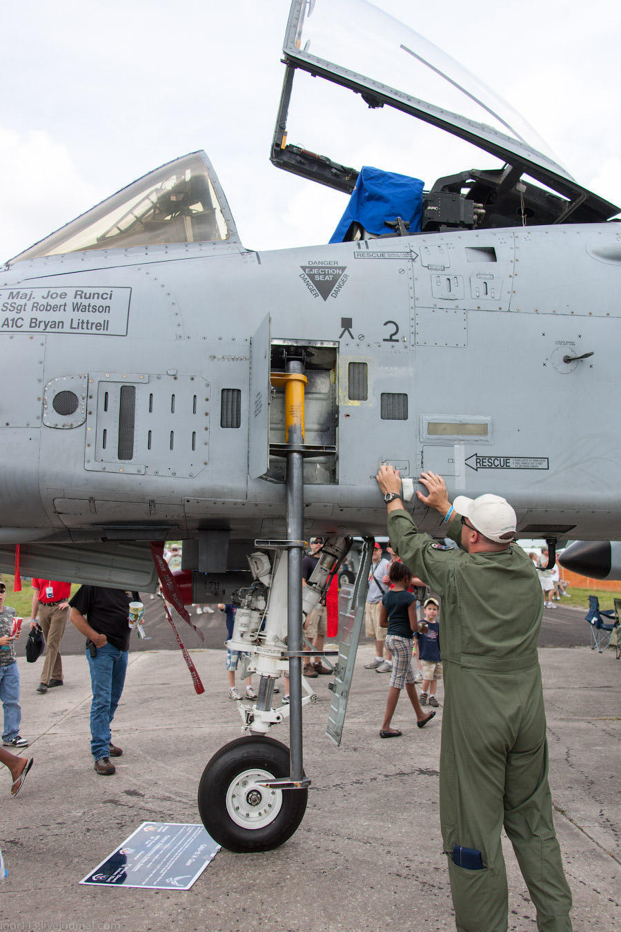 Fairchild Republic A-10 Thunderbolt II on the ground and in the air - Airplane, a-10, Longpost