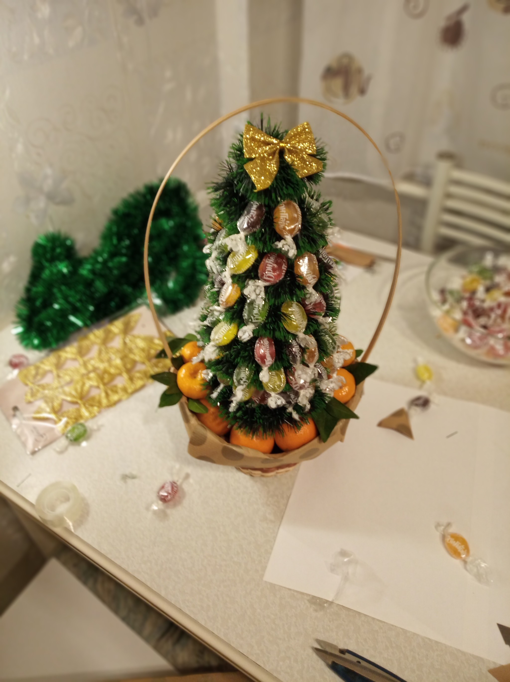 Бутылка шампанского и конфеты для создания новогодней елки