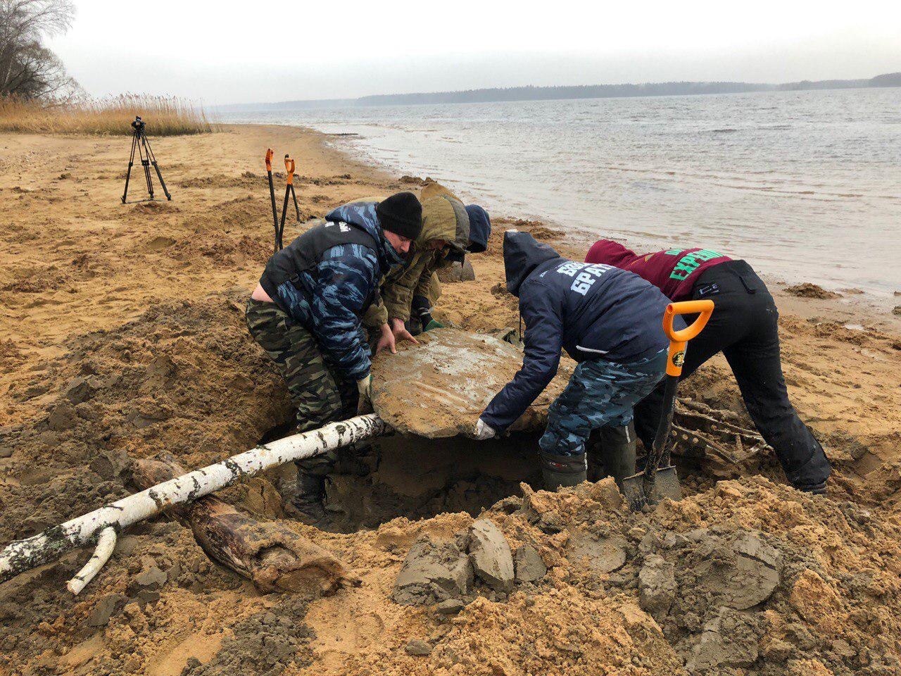 They drained the reservoir, found a plane and the foundation of an ancient church! - My, Search engine, Treasure hunt, Find, Metal detector, Video, Longpost