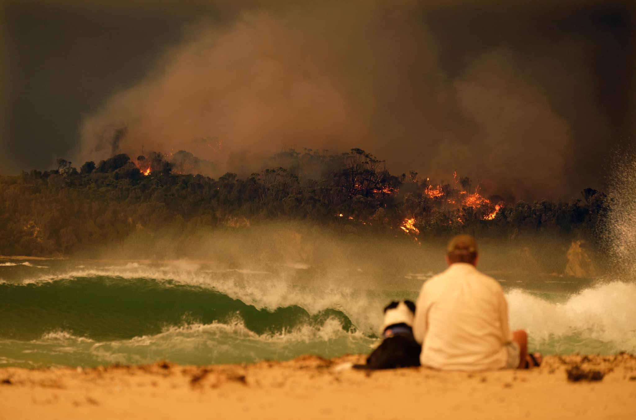 In the sky there is nothing but talk about the sea... and the sunset... - Australia, Fire