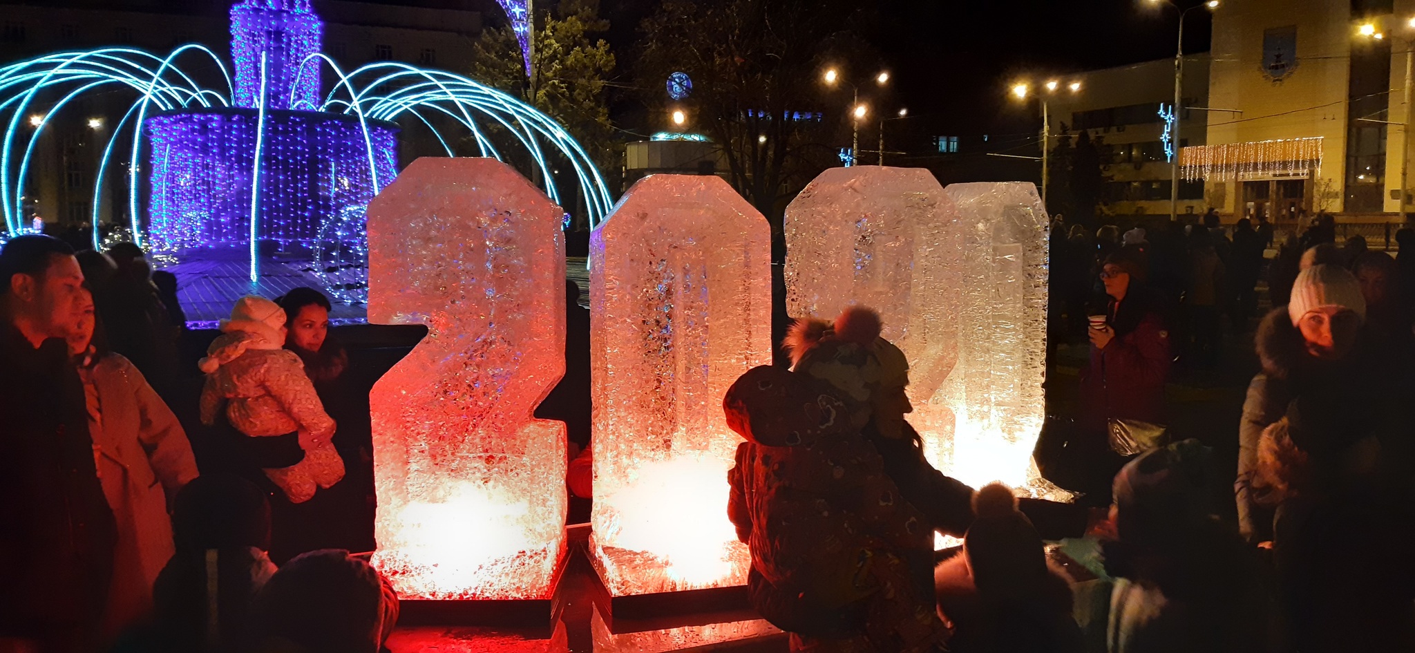 Lenina sq. Donetsk - My, Photo on sneaker, Donetsk, Longpost, Christmas tree, Christmas trees