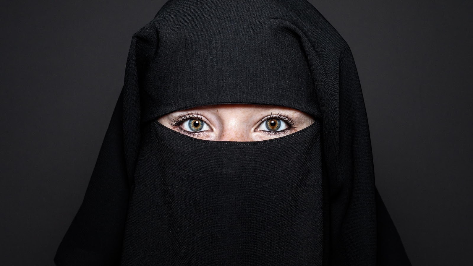 Как переходят границу женщины, которым запрещено показывать своё лицо. Они нашли выход!