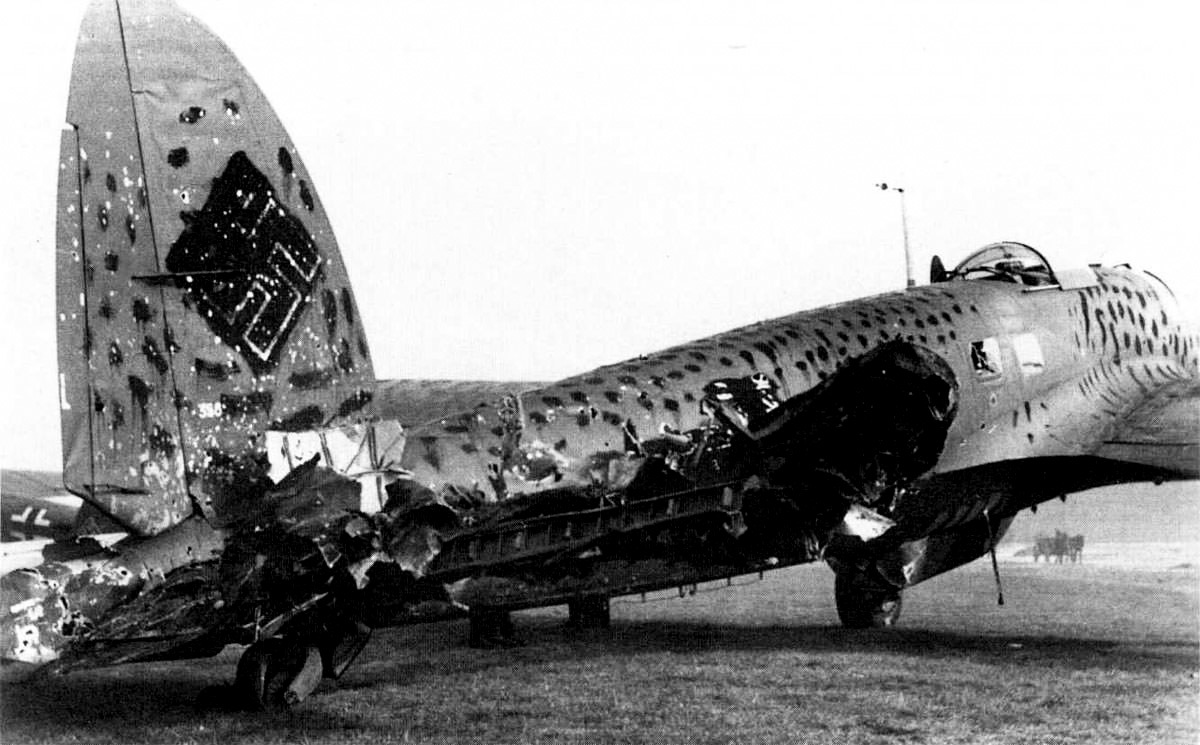 Немецкий бомбардировщик He-111H после ночного вылета - Ретро, Фотография, Бомбардировщик, Самолет, Повреждения, He-111, Вторая мировая война, ВВС