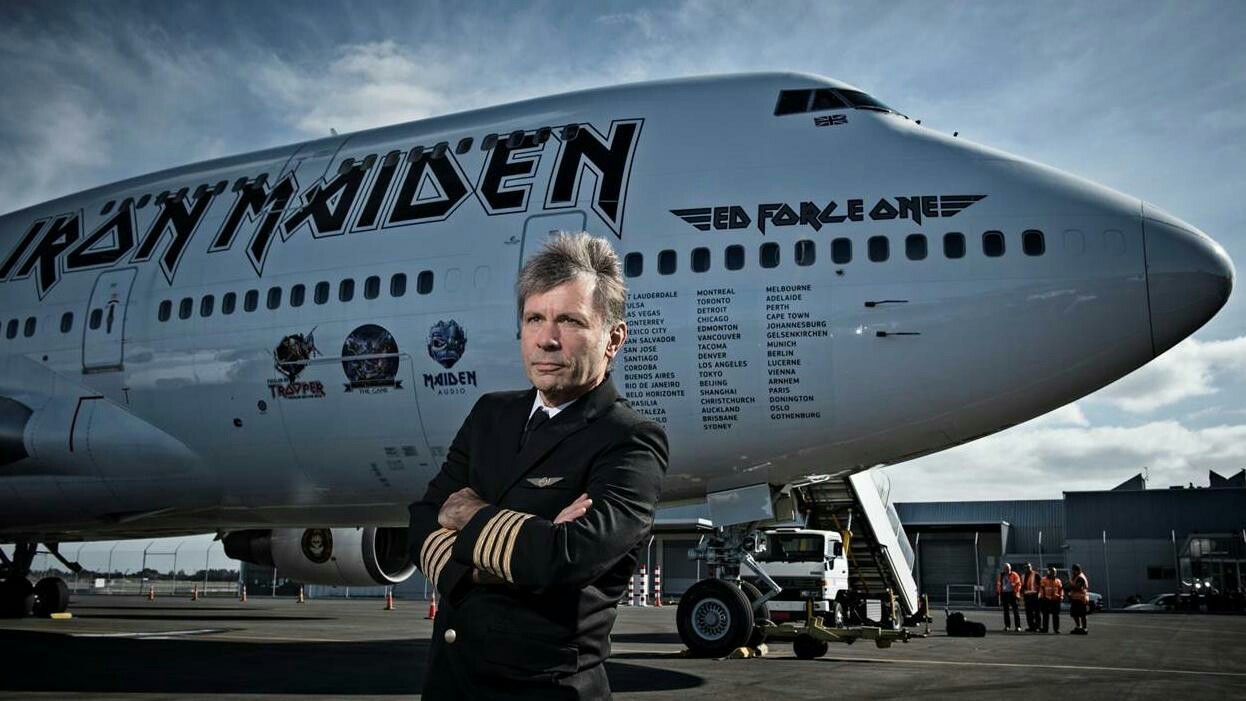 Вокалист Iron Maiden получил звание полковника ВВС Великобритании | Пикабу