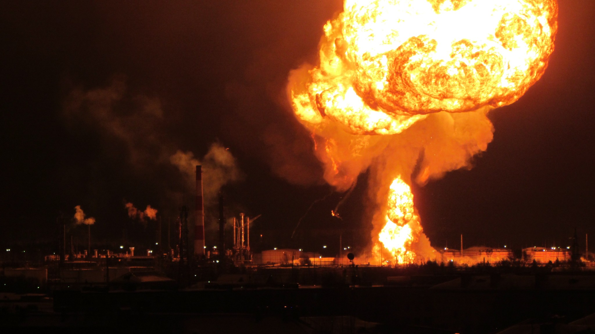 Fire on the territory of the Oil Refinery Plant LLC LUKOIL-Ukhtanefetpererabotka 01/09/2020. (22:00-22:20) Ukhta - My, Ukhta, Refinery, Fire