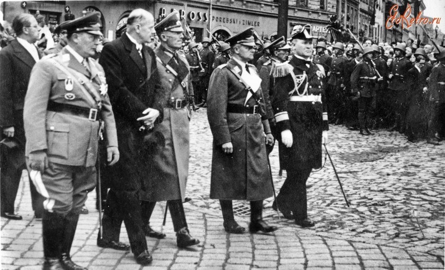 Grieving Hitler at Pilsudski's tomb - The Second World War, Adolf Gitler, Pilsudski, Poland, Germany, Story, Allies, The photo, Longpost