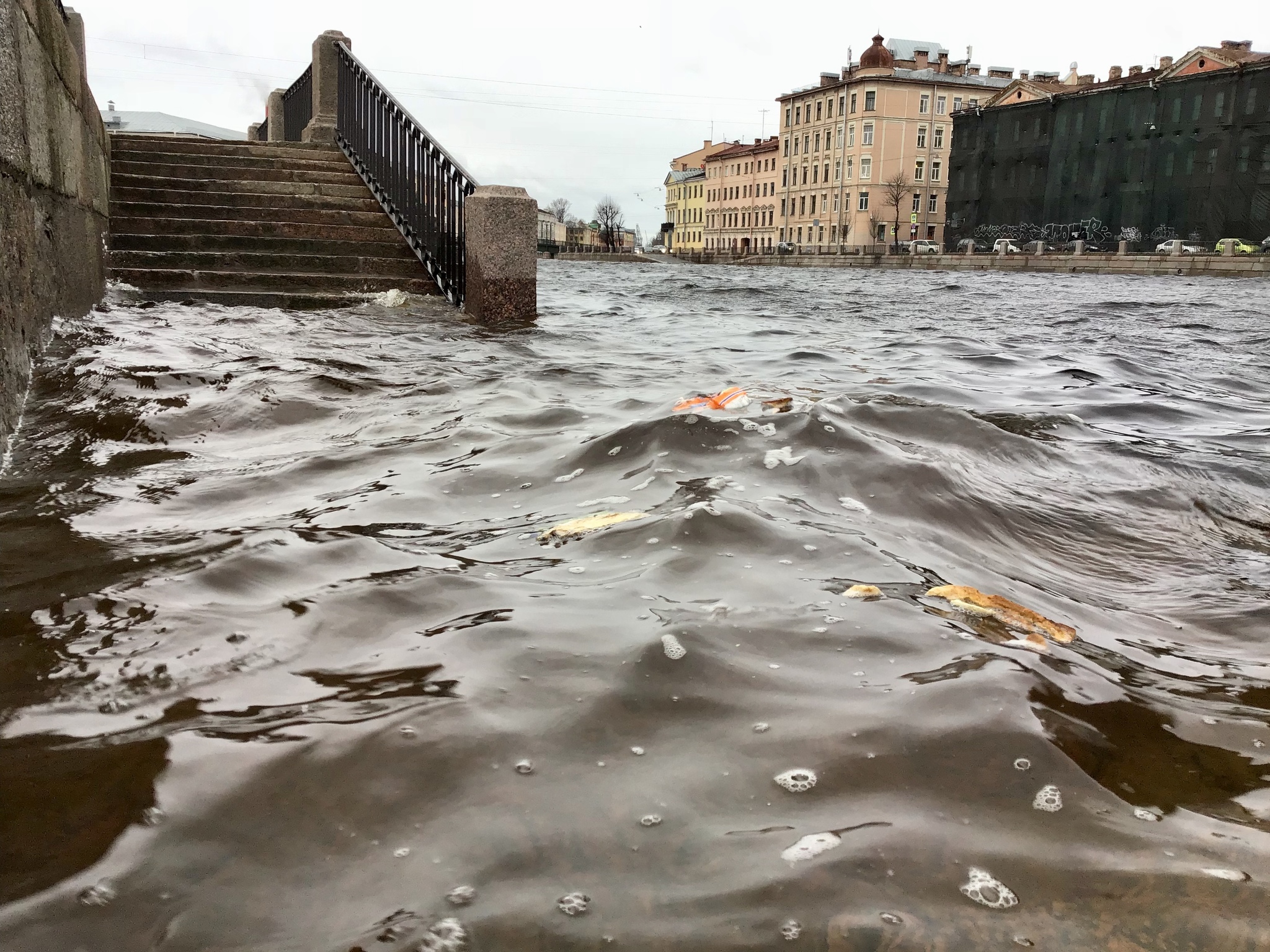 Вода сильно поднялась. Потоп на Неве в Санкт-Петербурге. Нагонные наводнения в Санкт-Петербурге. Наводнение на Фонтанке в Санкт-Петербурге.