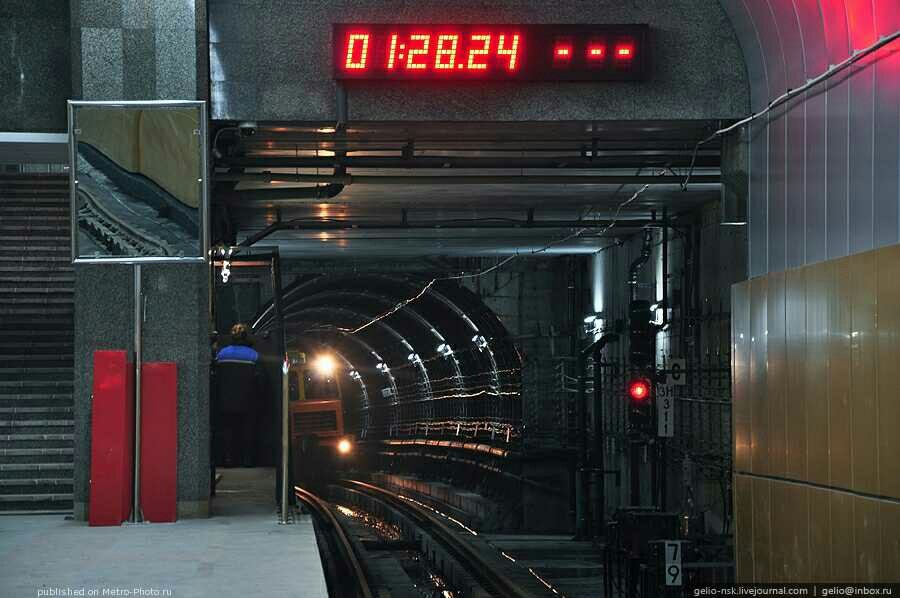 Поставь время на станции. УКПТ метрополитен. Часы в метро над тоннелем. Электронные часы в метро. Интервальные часы в метро.
