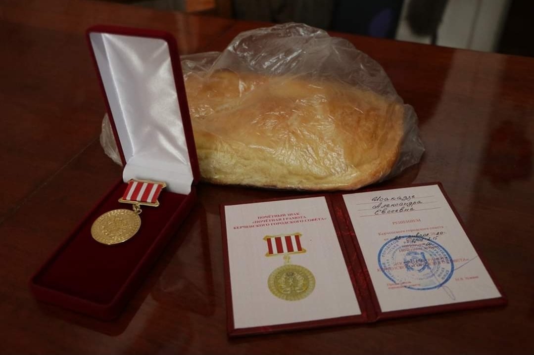 Crimean officials presented blockade survivors with a loaf of bread - Crimea, Leningrad blockade, Congratulation, Officials, Longpost, Copy-paste