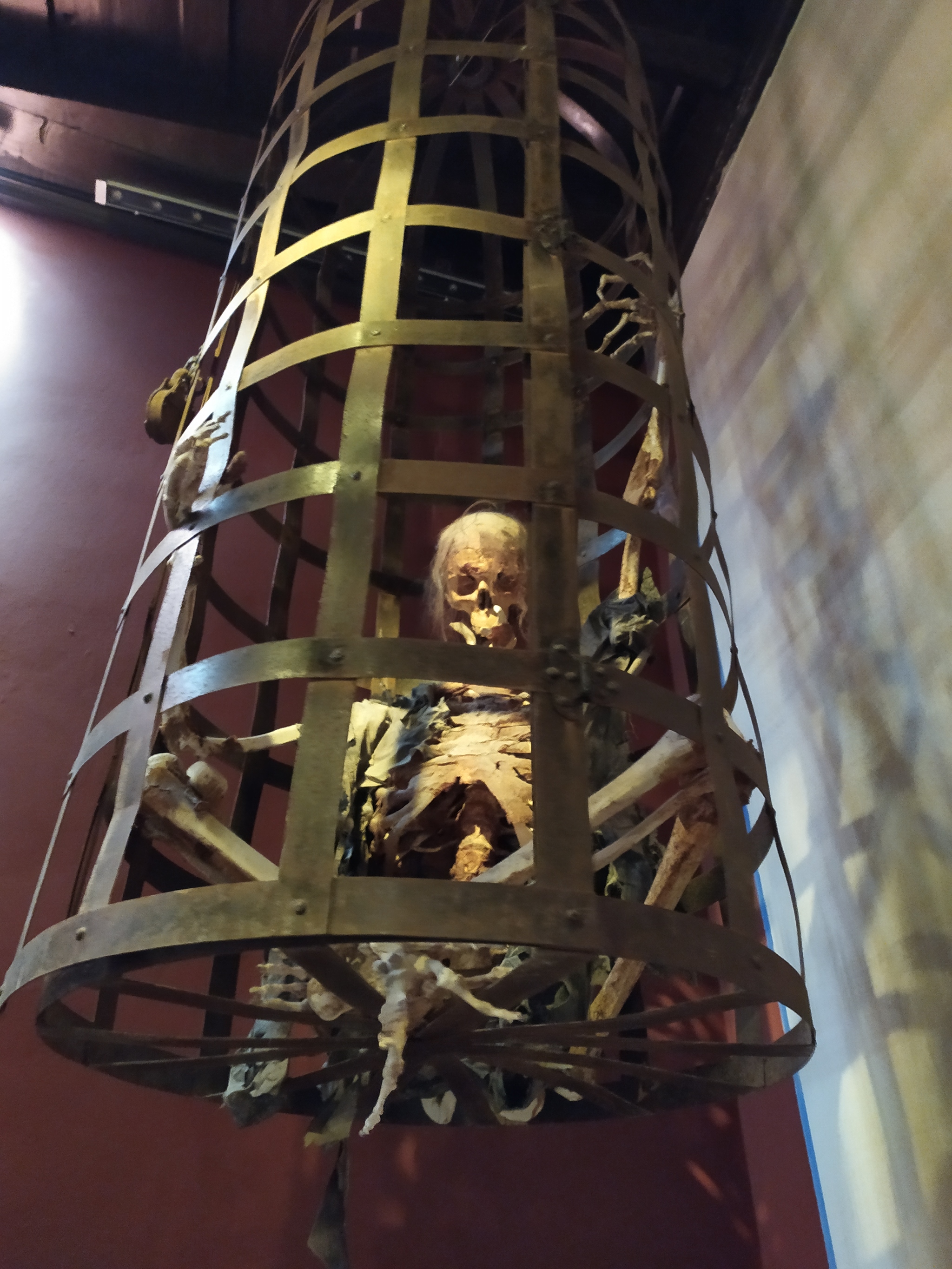 Музей инквизиции в Гранаде,. Металлическая клетка для пыток. Подвесная клетка для человека. Орудия пыток инквизиции. Клетка пыток