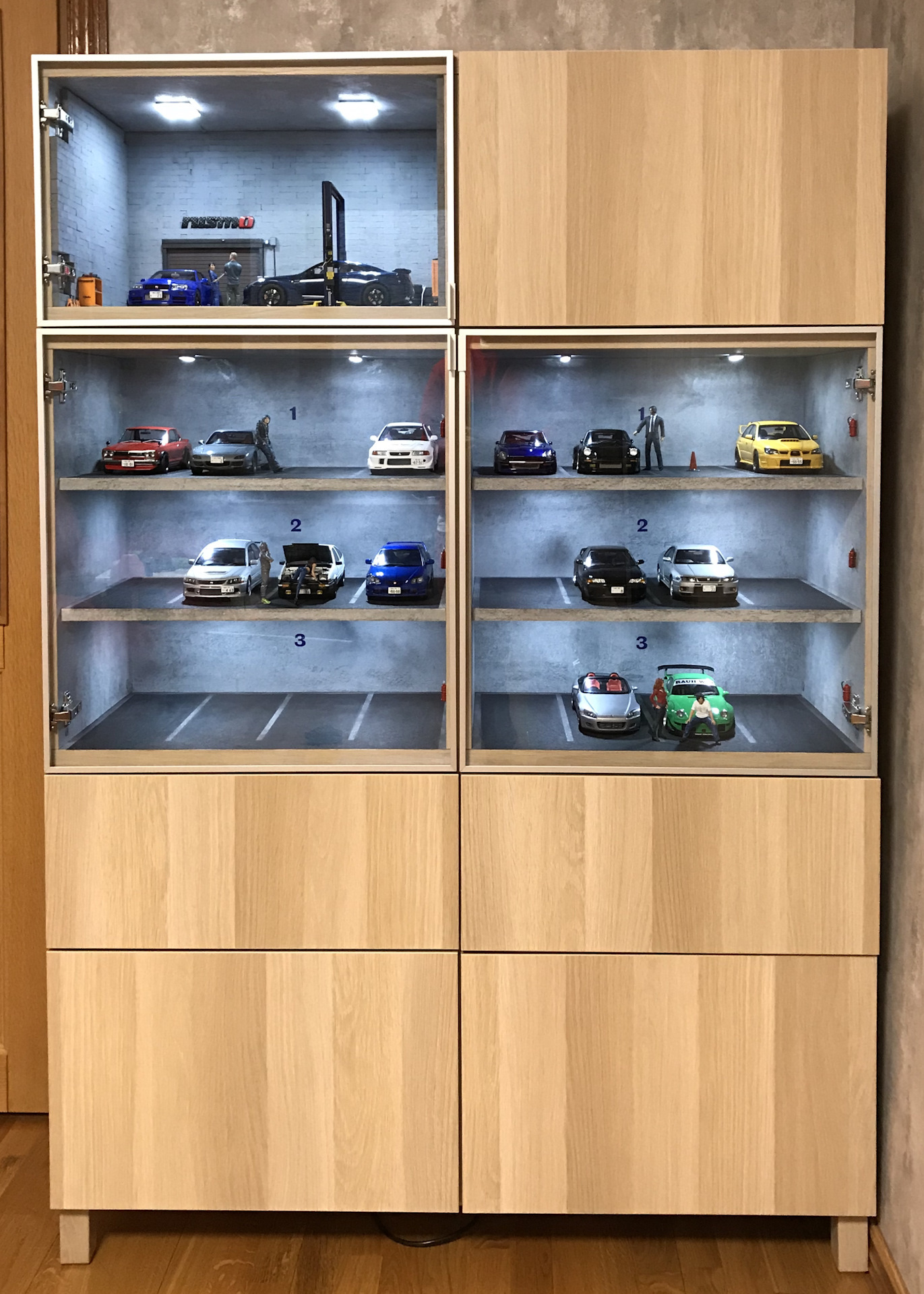 Шкафчик для моделей автомобилей