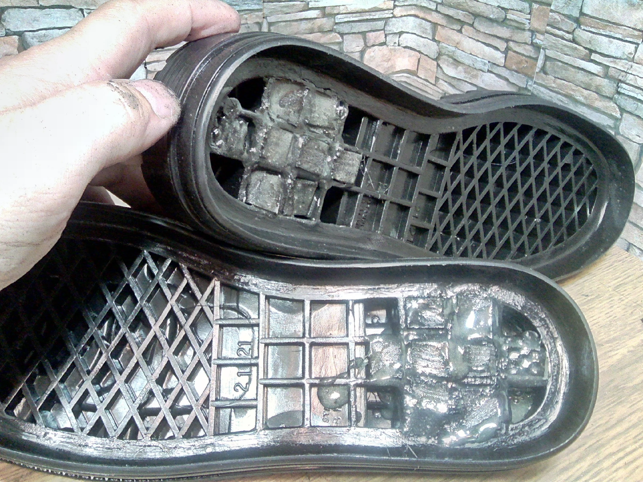 Replacing the sole. Stepfive. Apply glue - My, Shoe repair, Sole replacement, Mat, Longpost