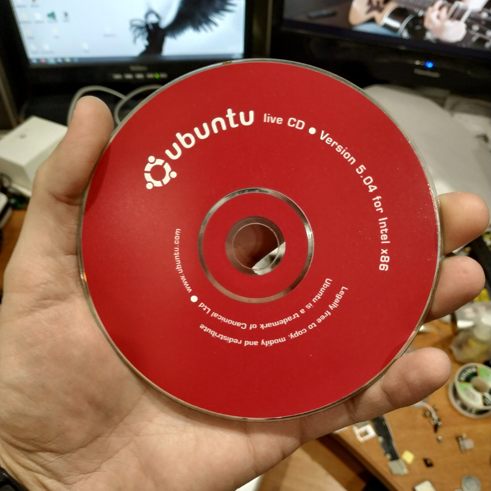 Found the disk while clearing out the mess. - My, Ubuntu, Linux, Live CD, Longpost